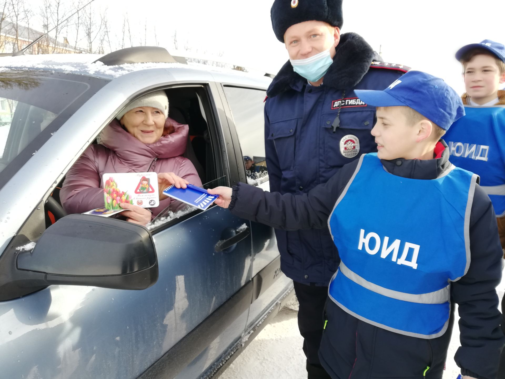 В Татарстане сотрудники Госавтоинспекции поздравляют автоледи с Международным женским днем