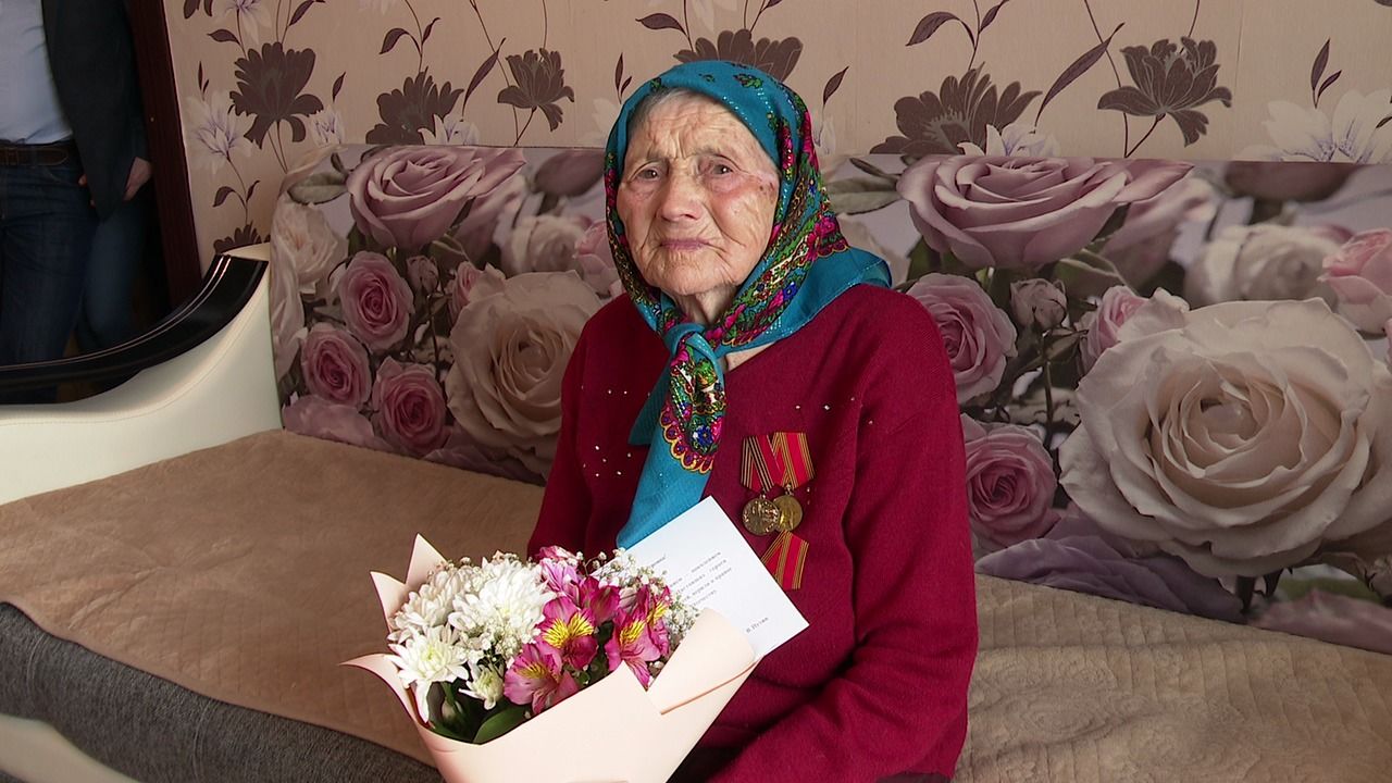 Свой 90-летний юбилей отмечает труженица тыла, ветеран труда Анна Михеева