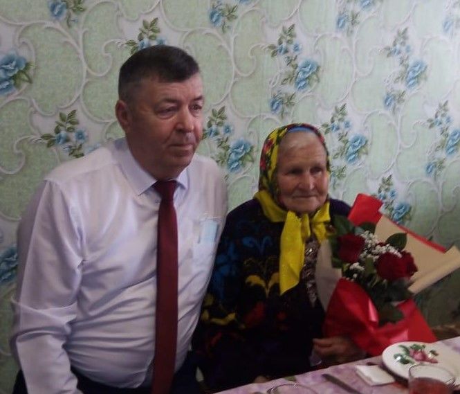 Труженица тыла Александра Ильина принимает поздравления с 90-летием