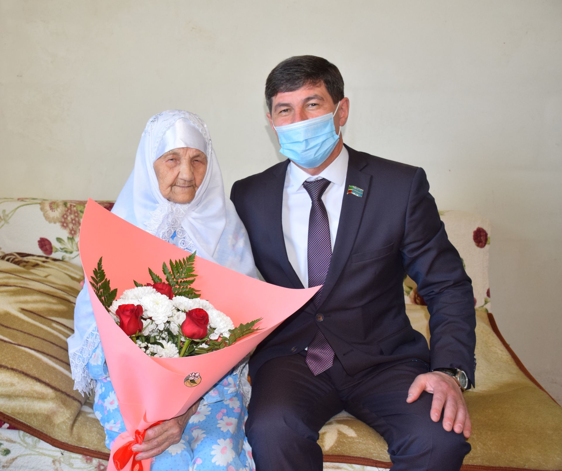 Труженица тыла из поселка Чишма принимает поздравления с 90-летием