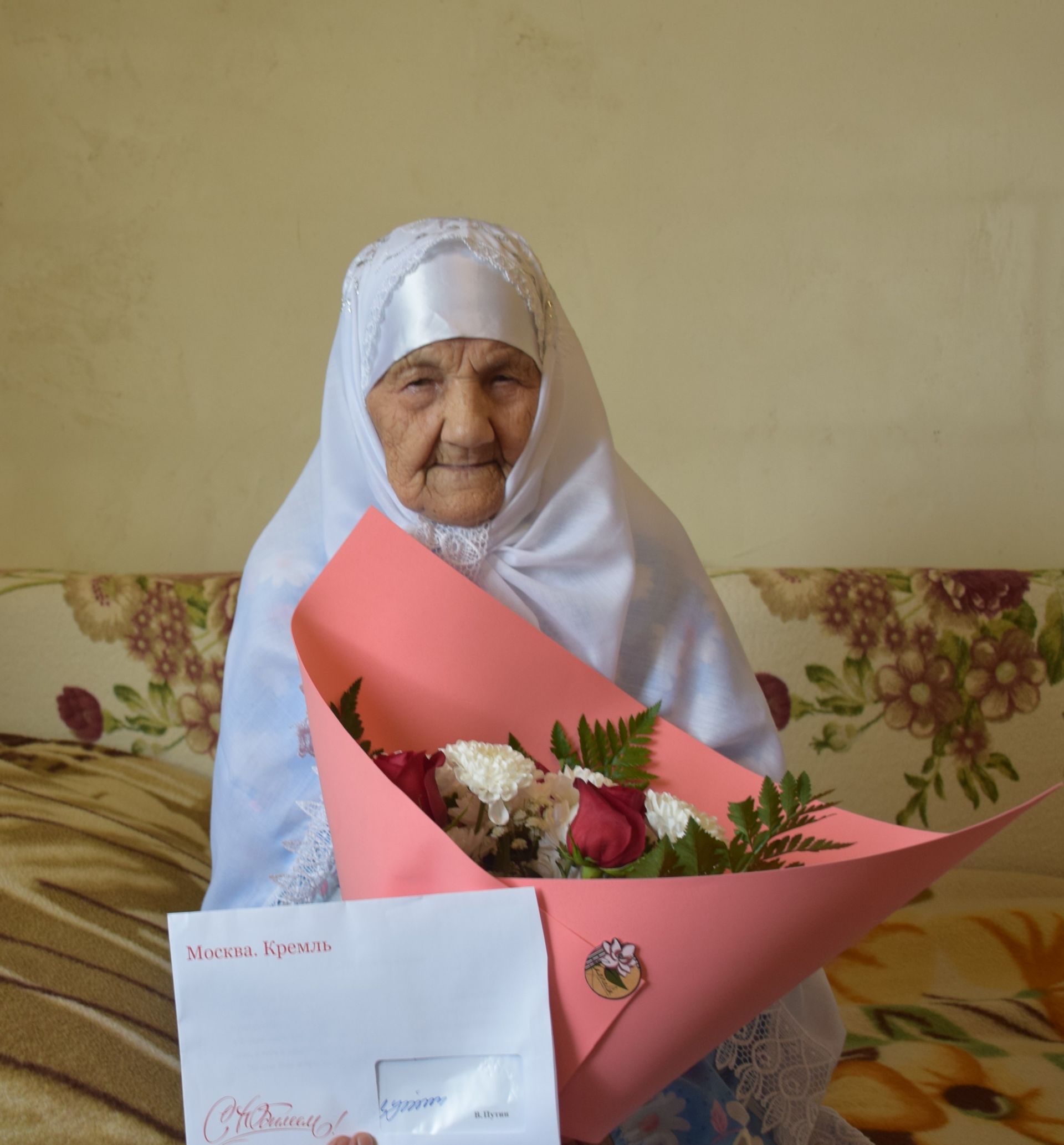 Труженица тыла из поселка Чишма принимает поздравления с 90-летием