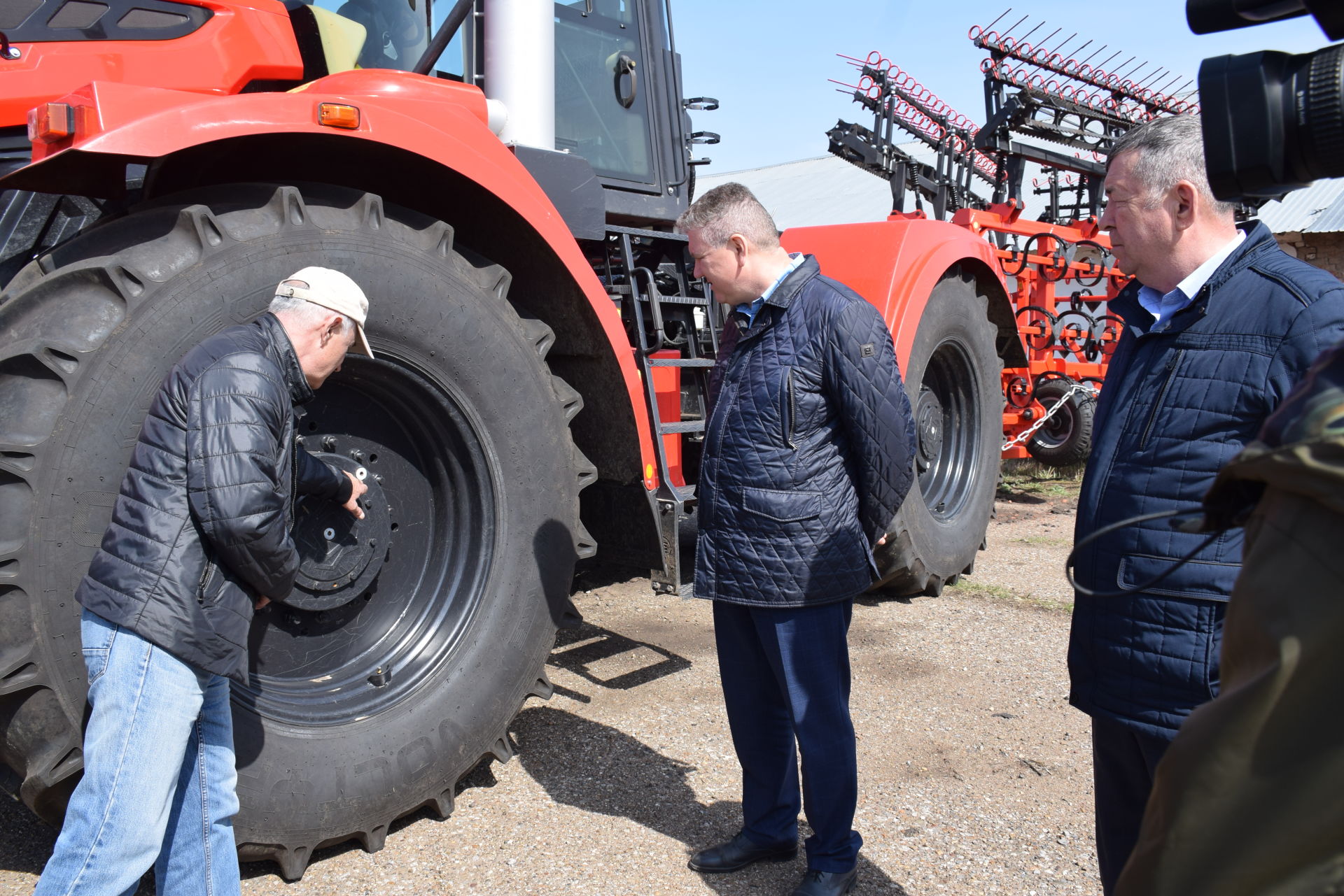 Алмаз Ахметшин посетил крестьянско-фермерское хозяйство Али Алиева в Тюрнясеве