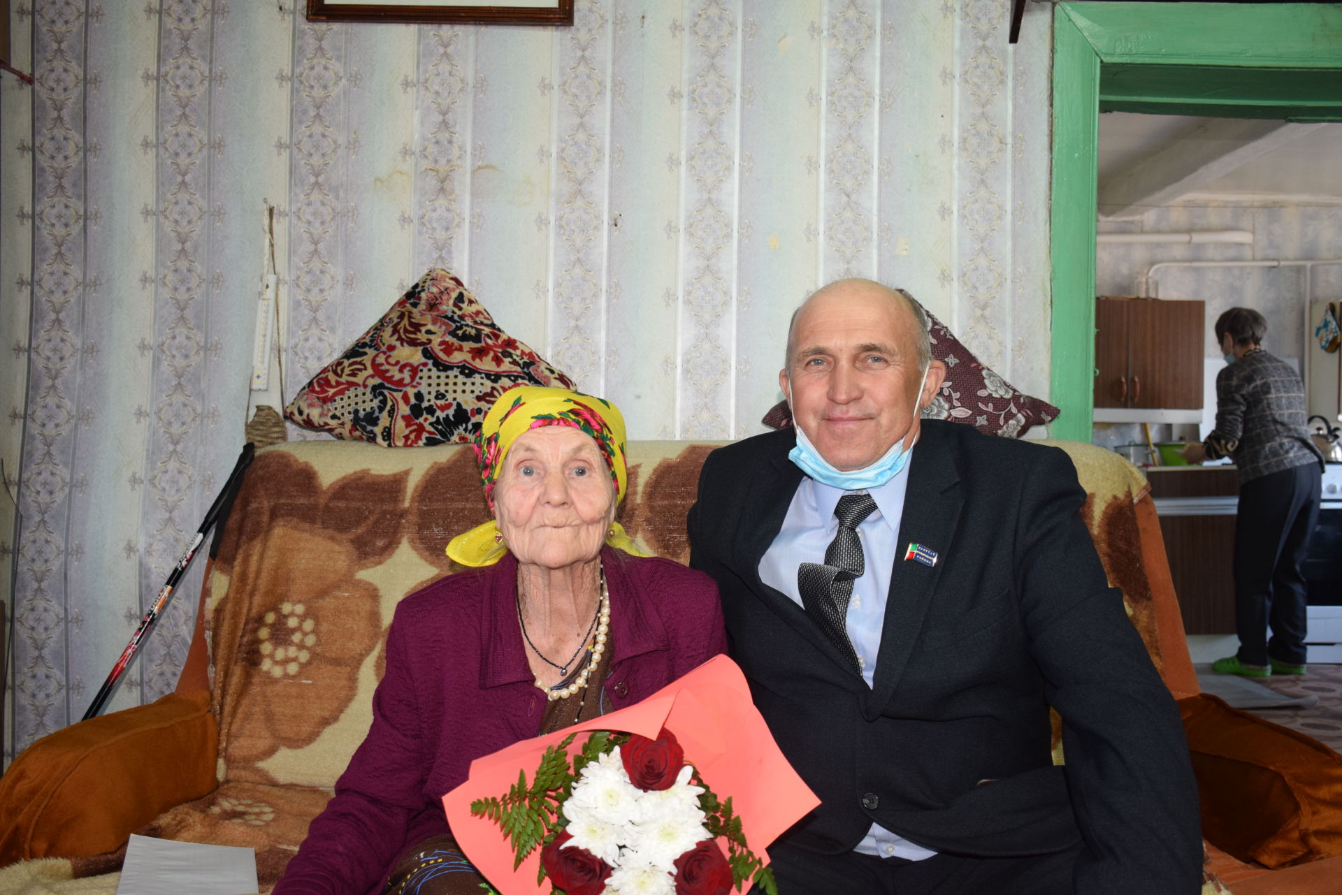 Труженицу тыла из Караульной Горы поздравили с 90-летием
