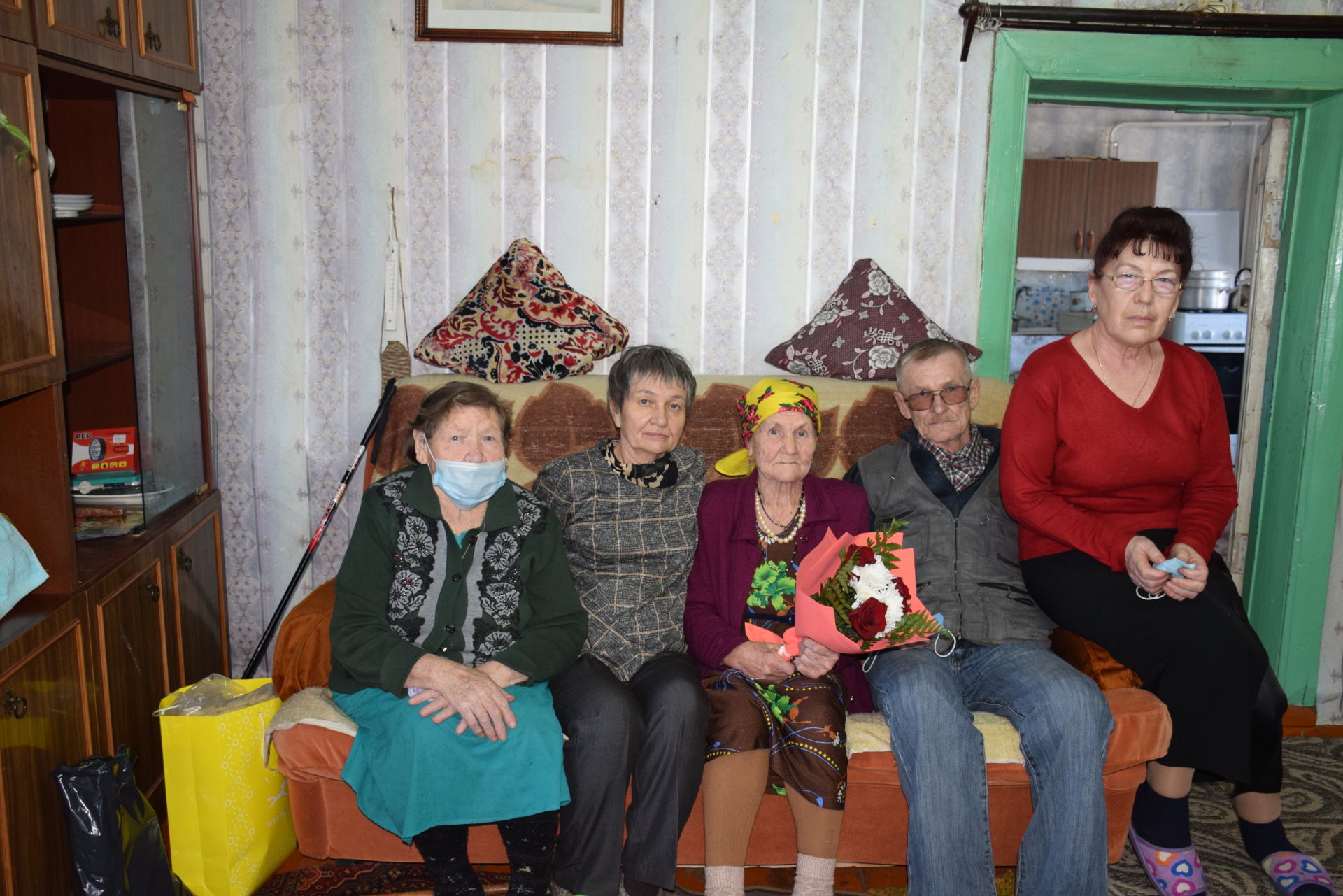 Труженицу тыла из Караульной Горы поздравили с 90-летием