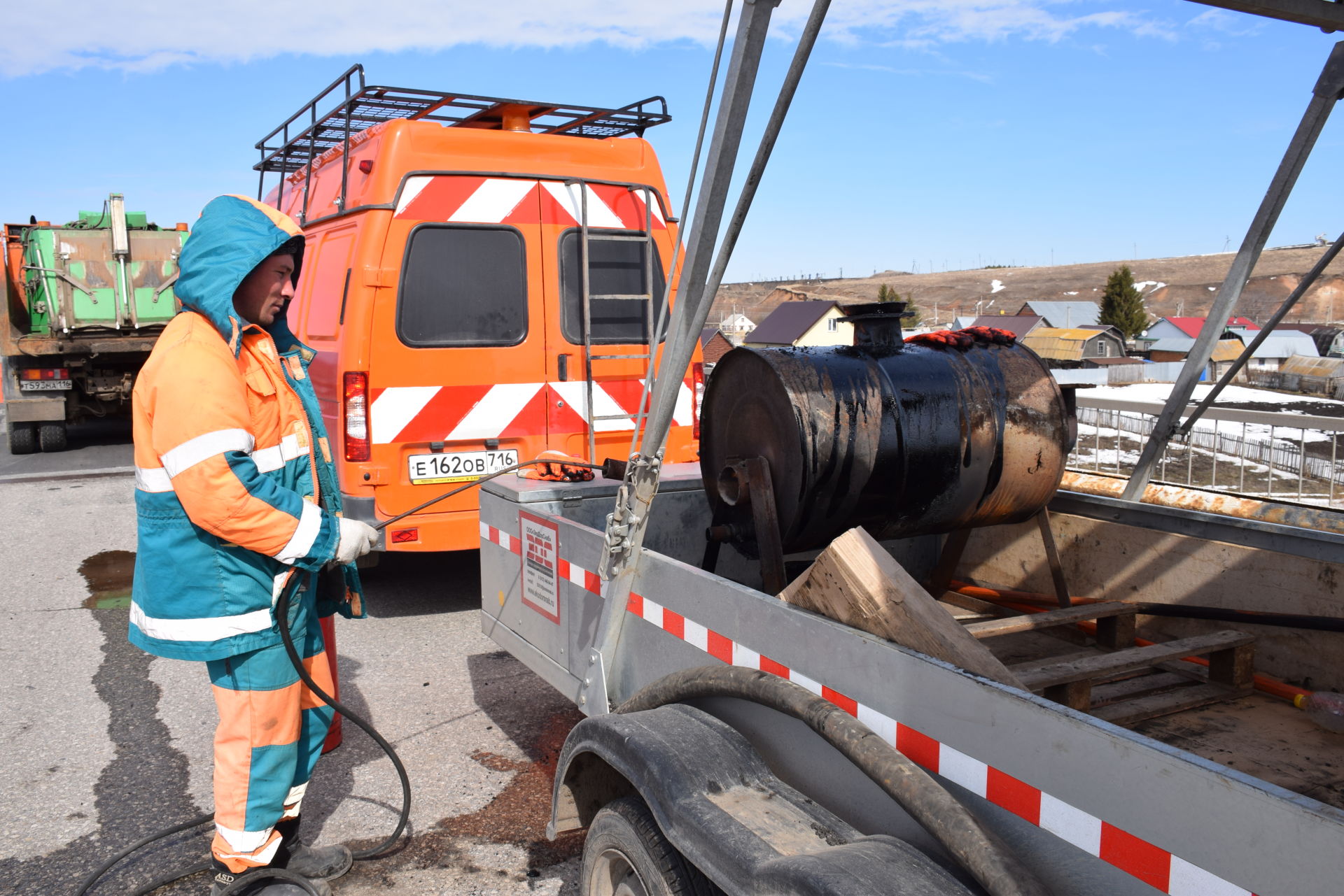 Дорожники Нурлатского района приступили к ямочному ремонту