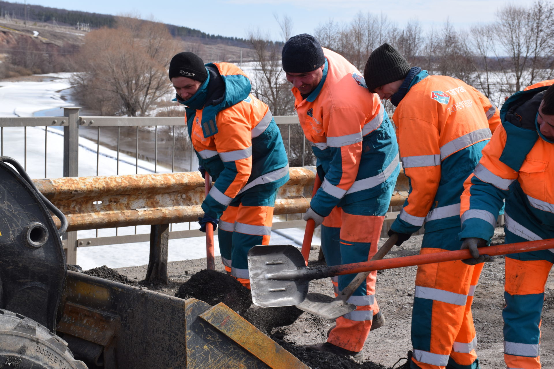 Дорожники Нурлатского района приступили к ямочному ремонту