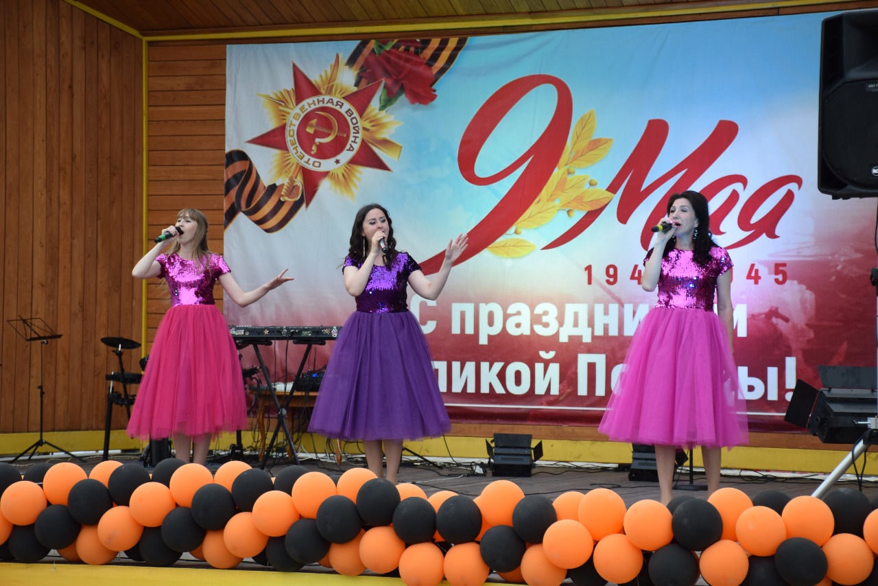 В День Победы праздничная программа в Нурлате завершилась концертом и салютом