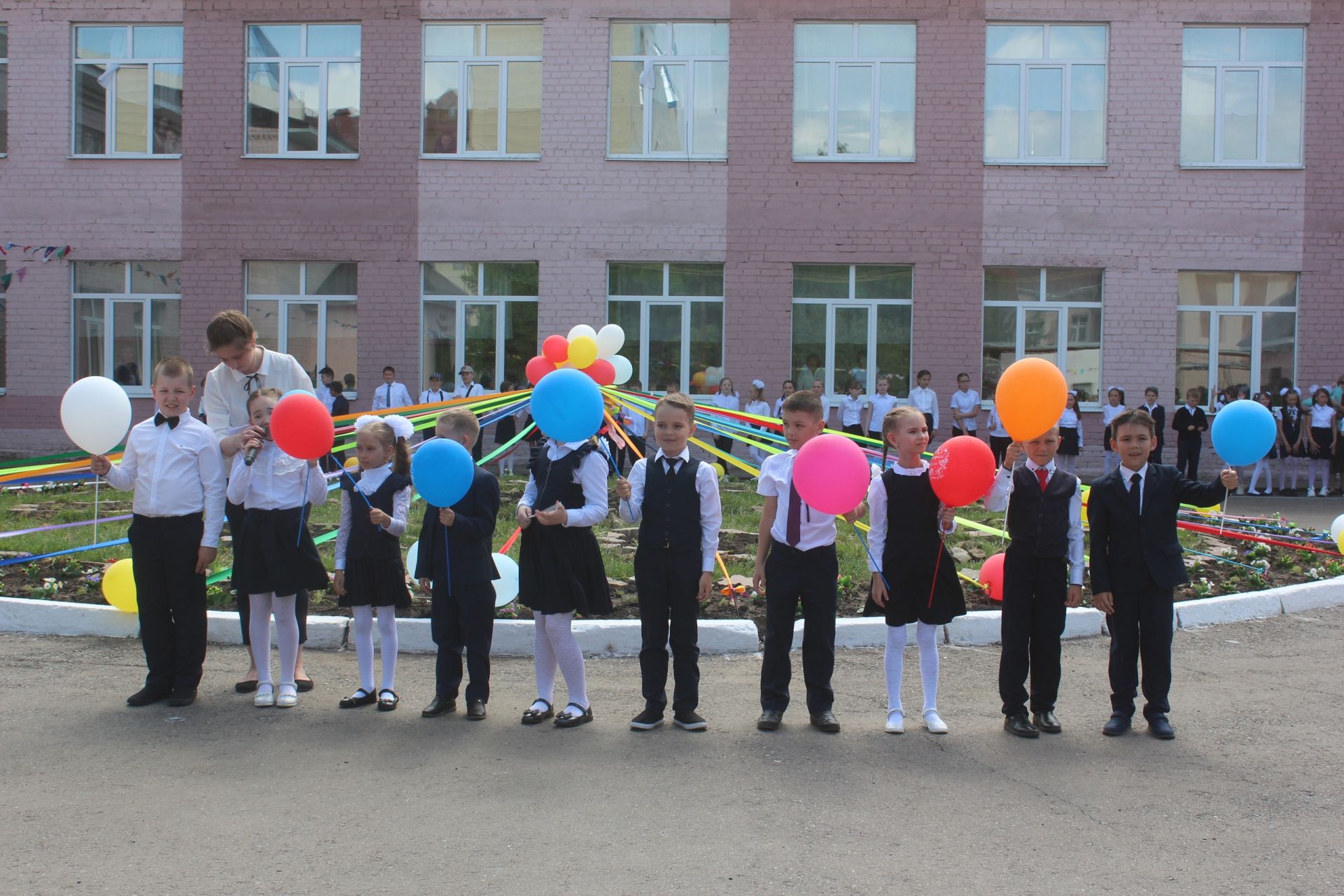 Выпускникам школы №1 города Нурлат вручили благодарности от Михаила Черепанова