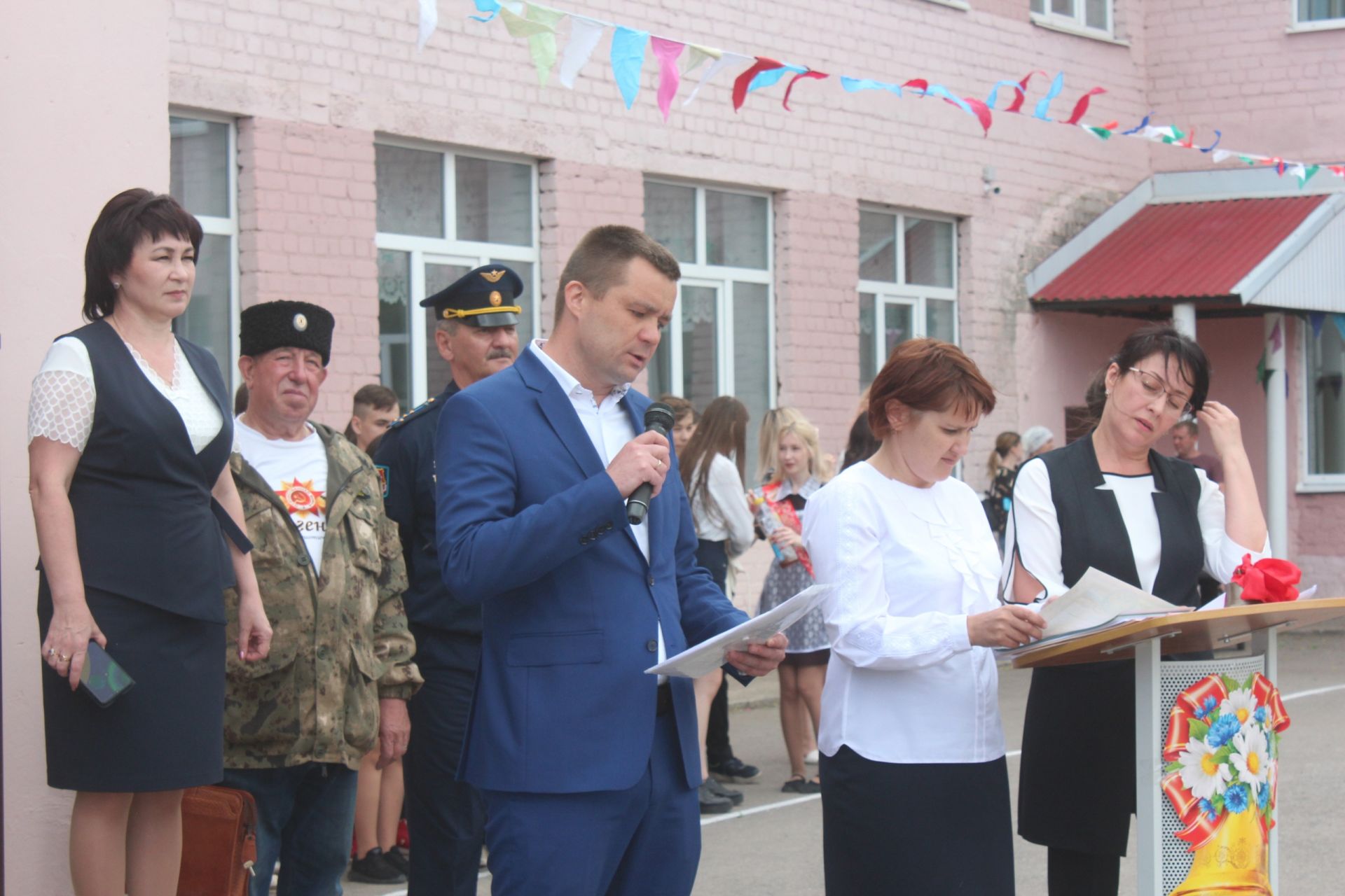 Выпускникам школы №1 города Нурлат вручили благодарности от Михаила Черепанова
