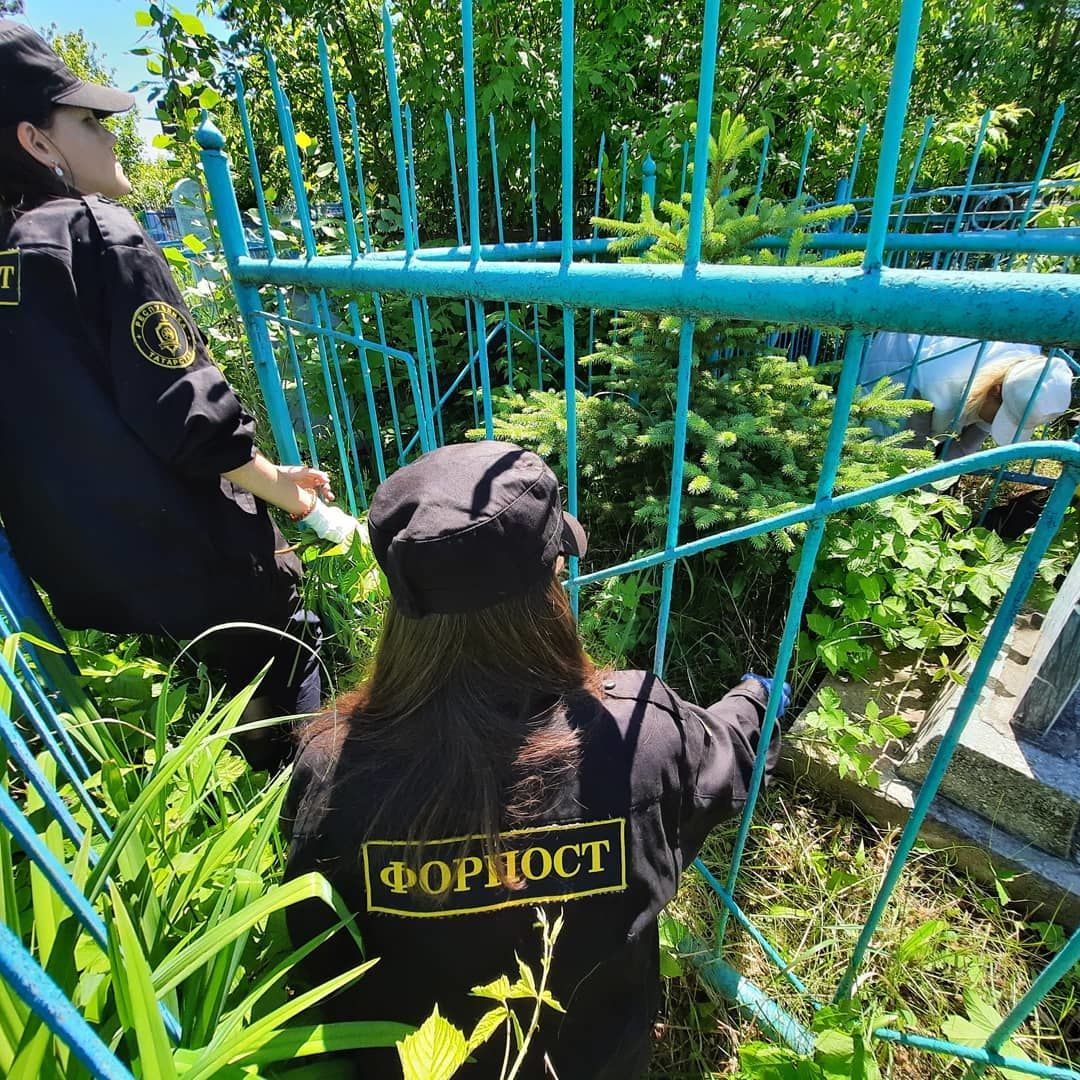 Форпостовцы городской школы №8 прибрались на могилах участников ВОВ