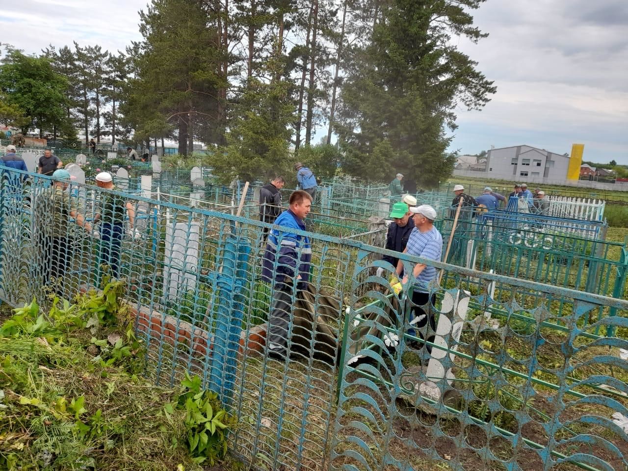 Жители микрорайона Курмыш провели субботник на мусульманском кладбище