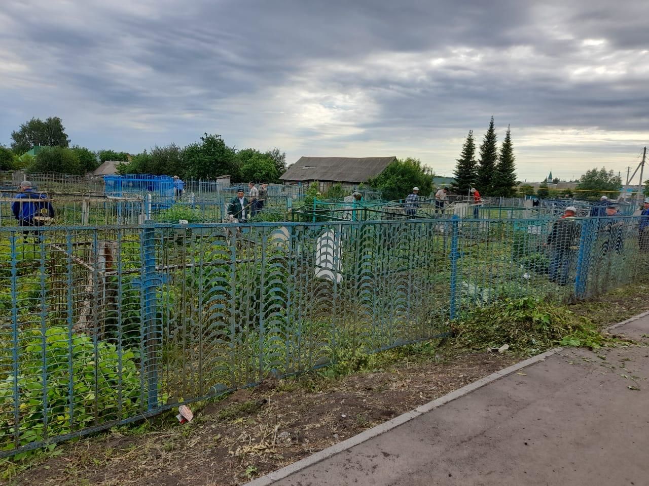 Жители микрорайона Курмыш провели субботник на мусульманском кладбище