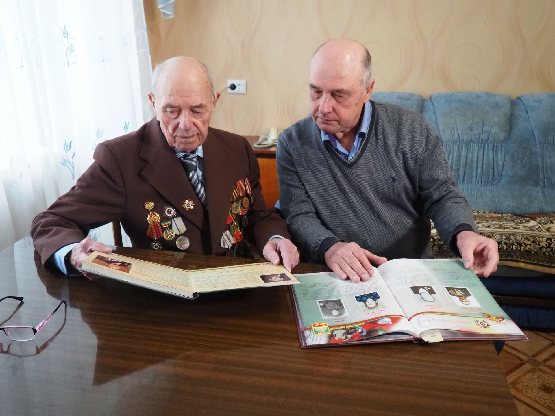 Глава района поздравил ветерана войны Александра Лебедева с наступающим Днем Победы