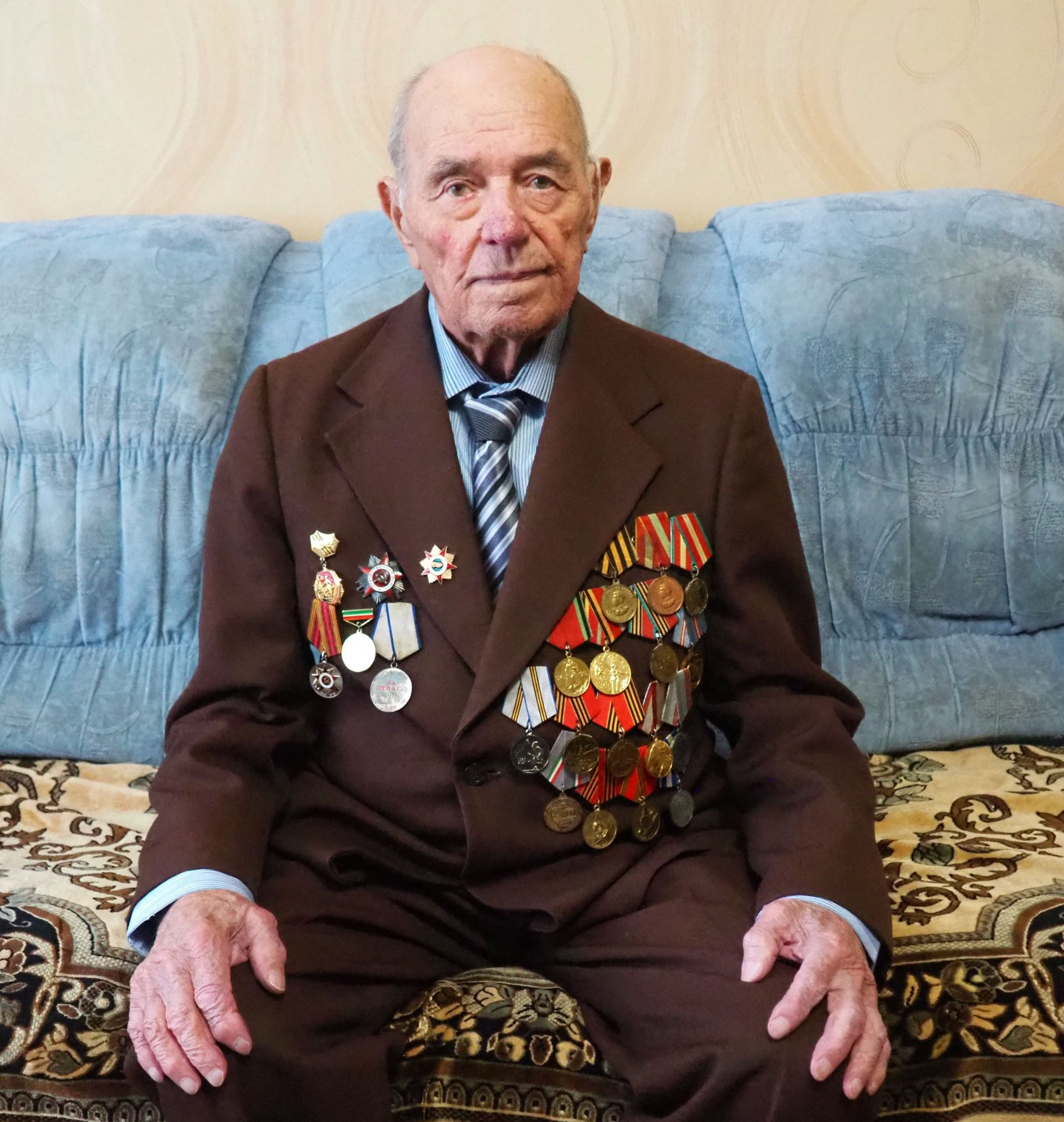 Глава района поздравил ветерана войны Александра Лебедева с наступающим Днем Победы