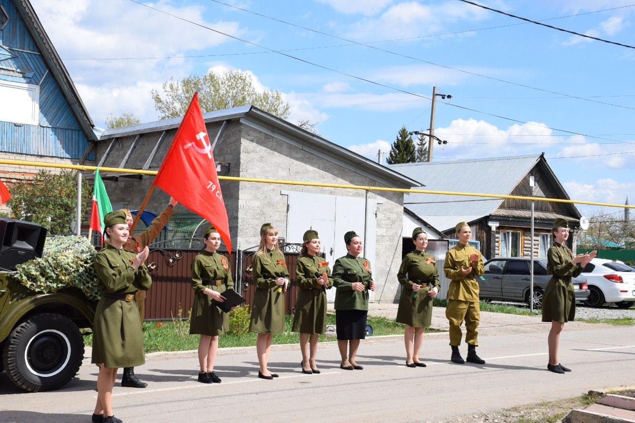 В Нурлате фронтовая агитбригада поздравила ветеранов с Днем Победы