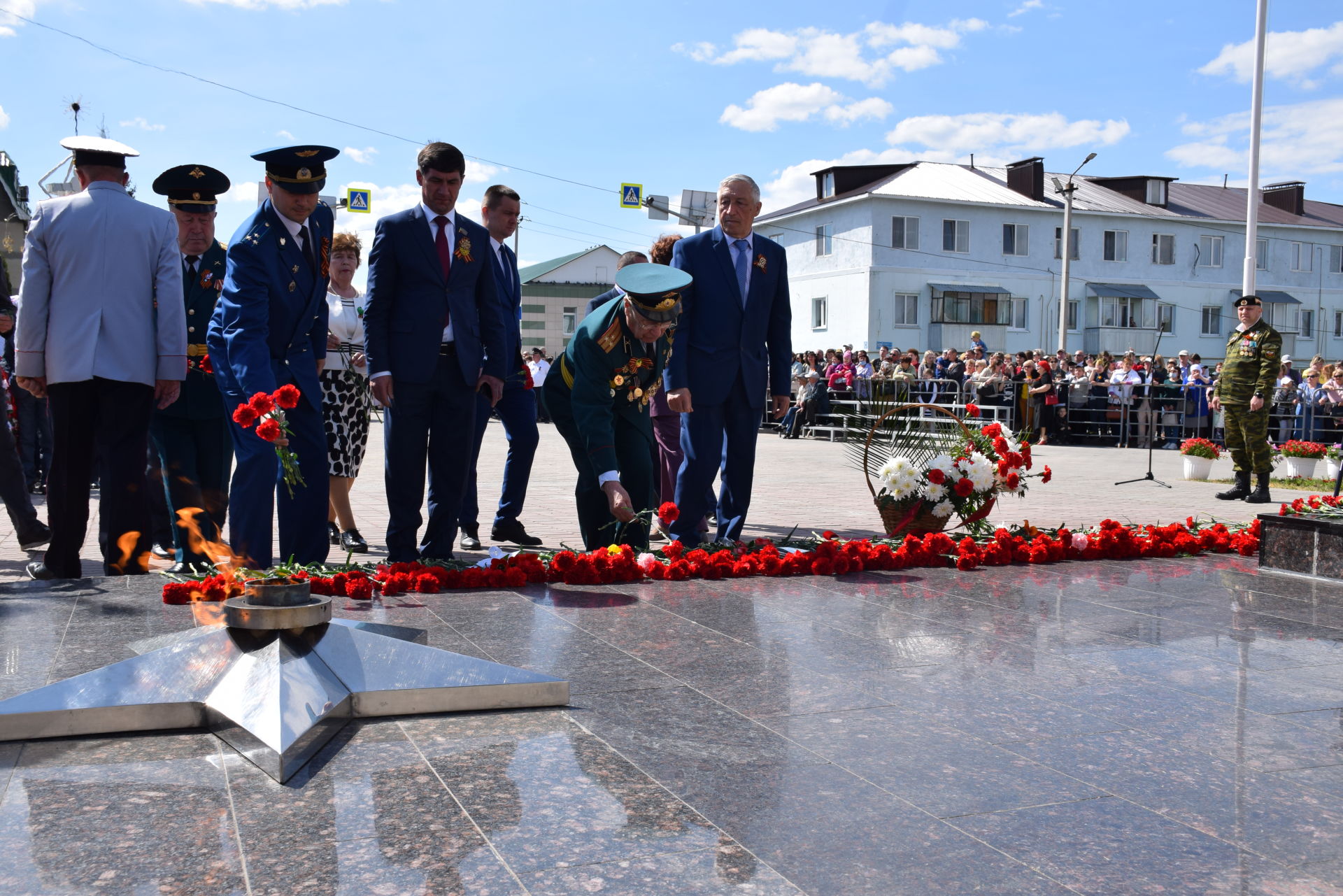 Нурлатцы в День Победы почтили память земляков
