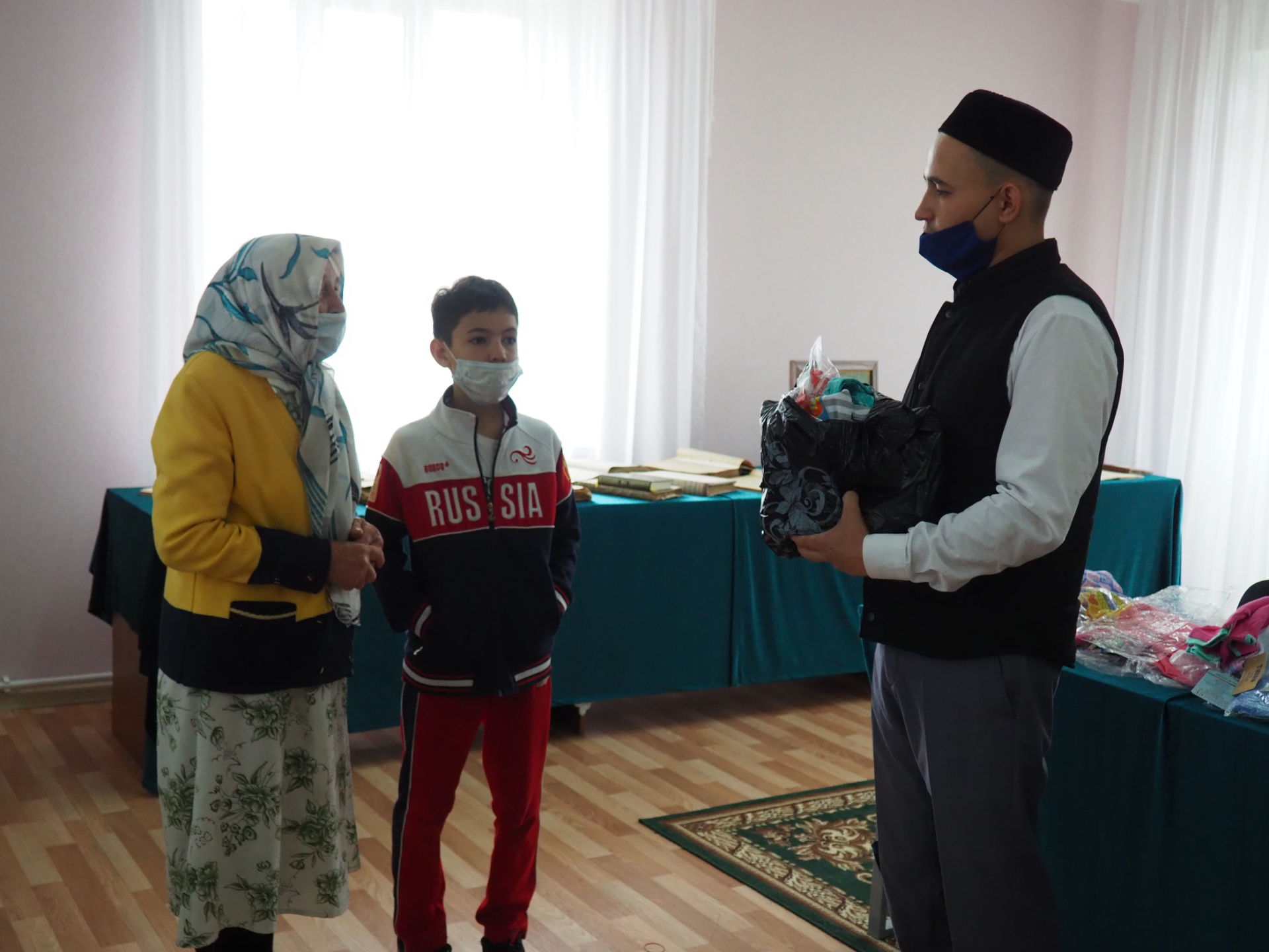 Мухтасибат района в День защиты детей раздает одежду малоимущим нурлатцам