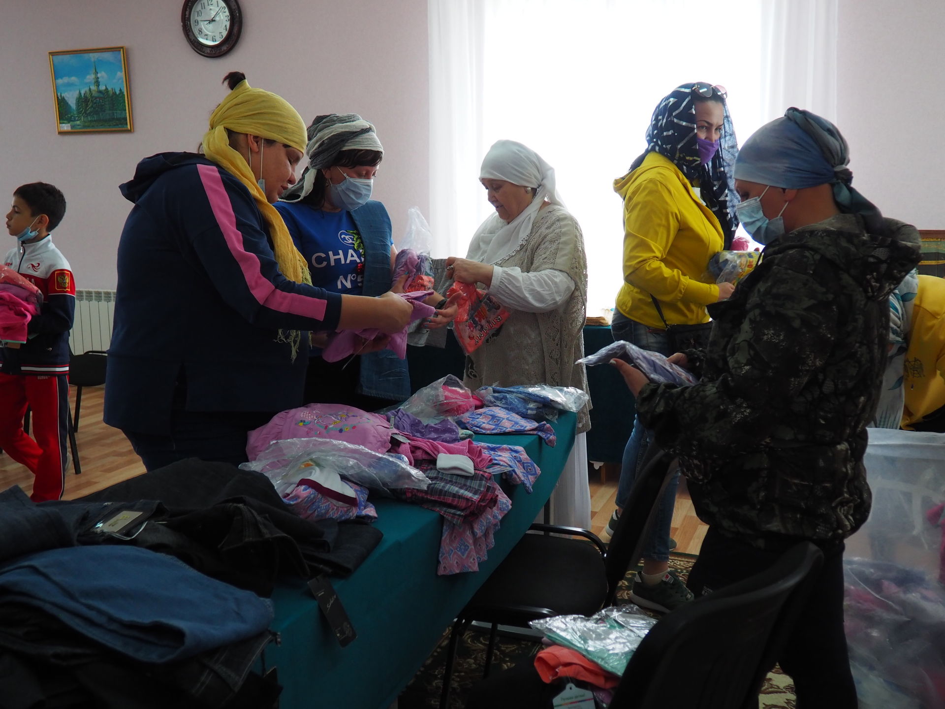Мухтасибат района в День защиты детей раздает одежду малоимущим нурлатцам