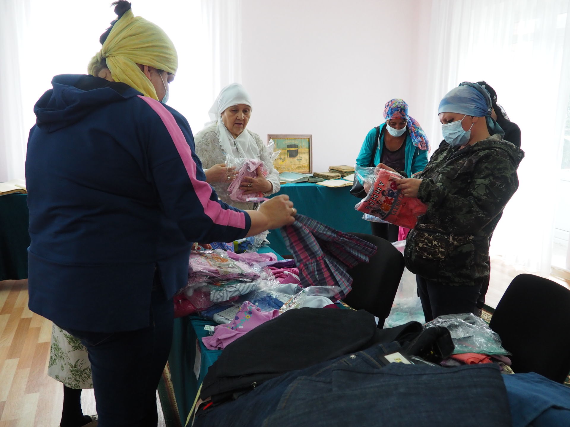 Мухтасибат района в День защиты детей раздает одежду малоимущим нурлатцам