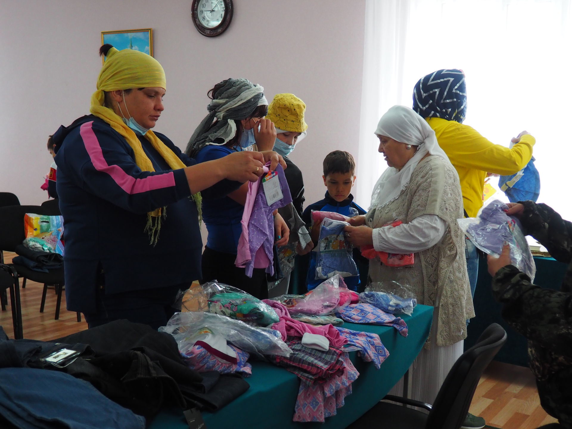 Мухтасибат района в День защиты детей раздает одежду малоимущим нурлатцам