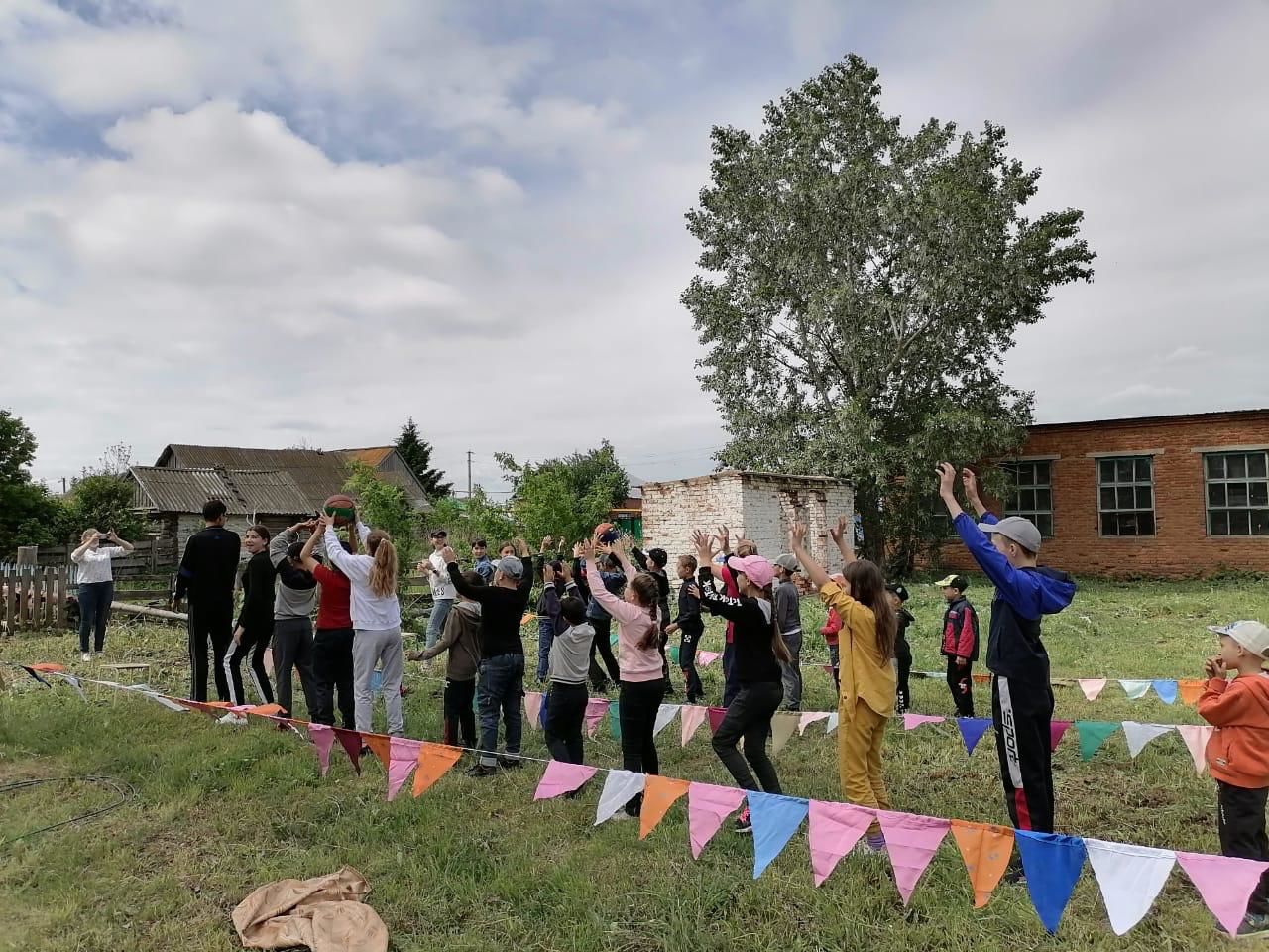 Юным кичкальнинцам к Дню защиты детей построили новую игровую площадку