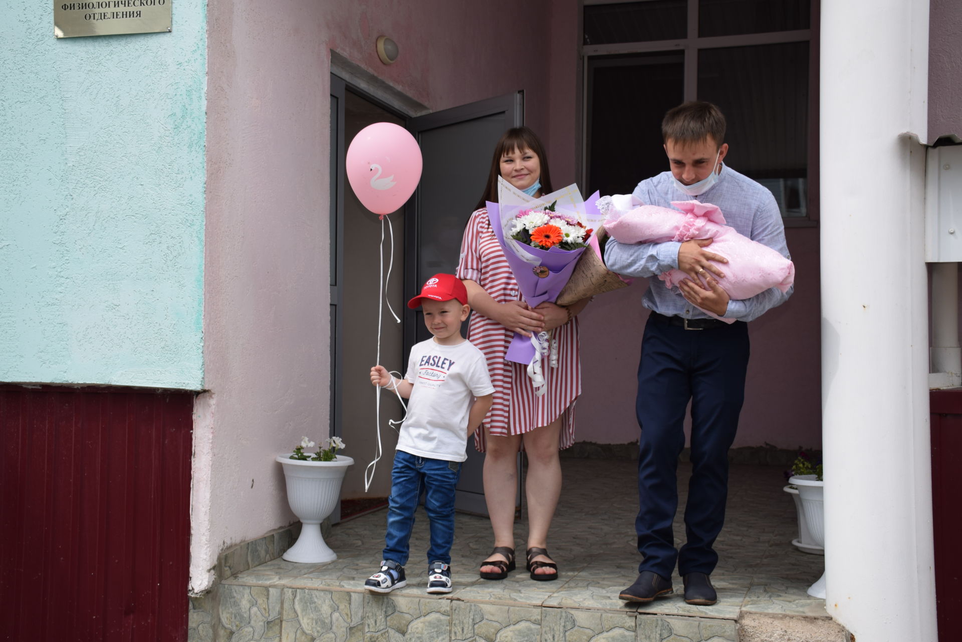 В Нурлате торжественно поздравили сотого ребенка