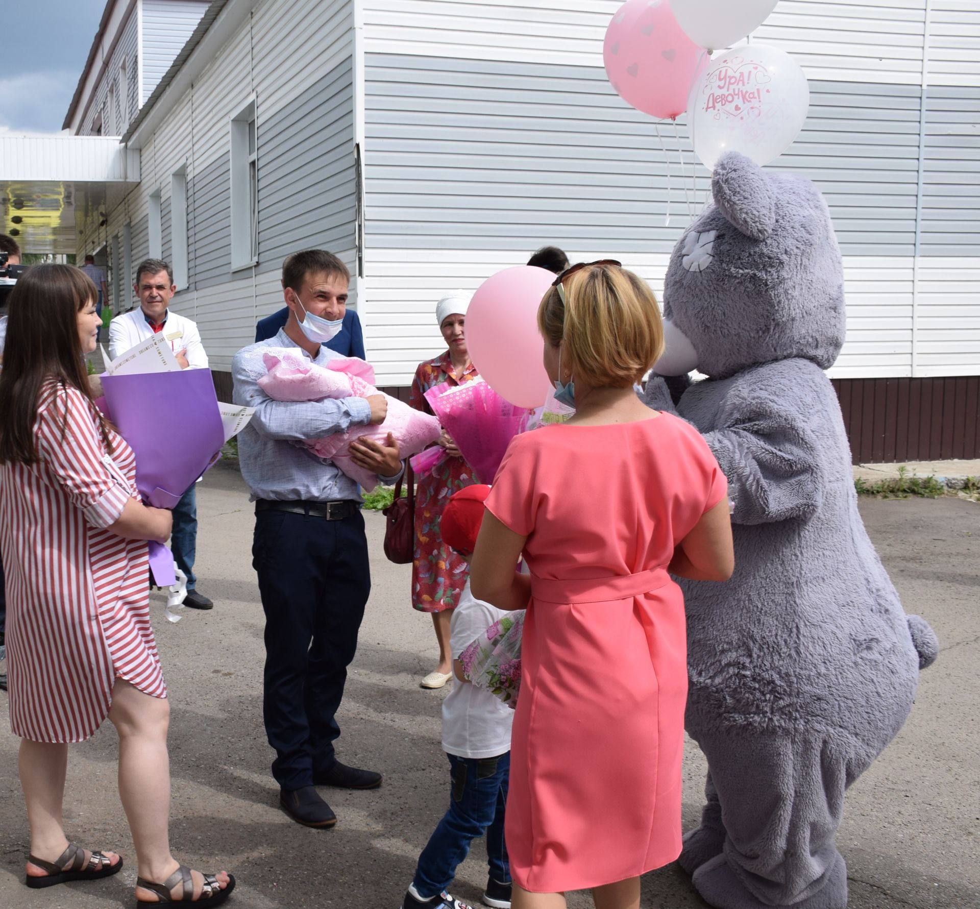 В Нурлате торжественно поздравили сотого ребенка