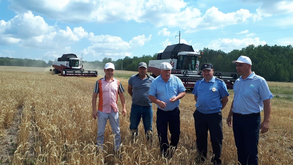 В Нурлатском районе комиссия проверила состояние зерноуборочной техники