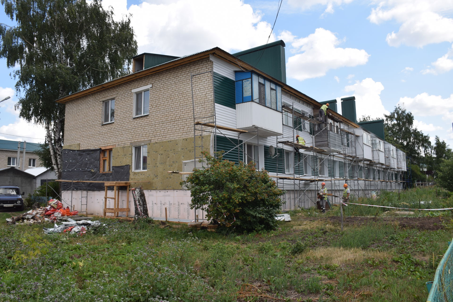 В Нурлате в капитально ремонтируемом доме по улице Козлова идут фасадные работы