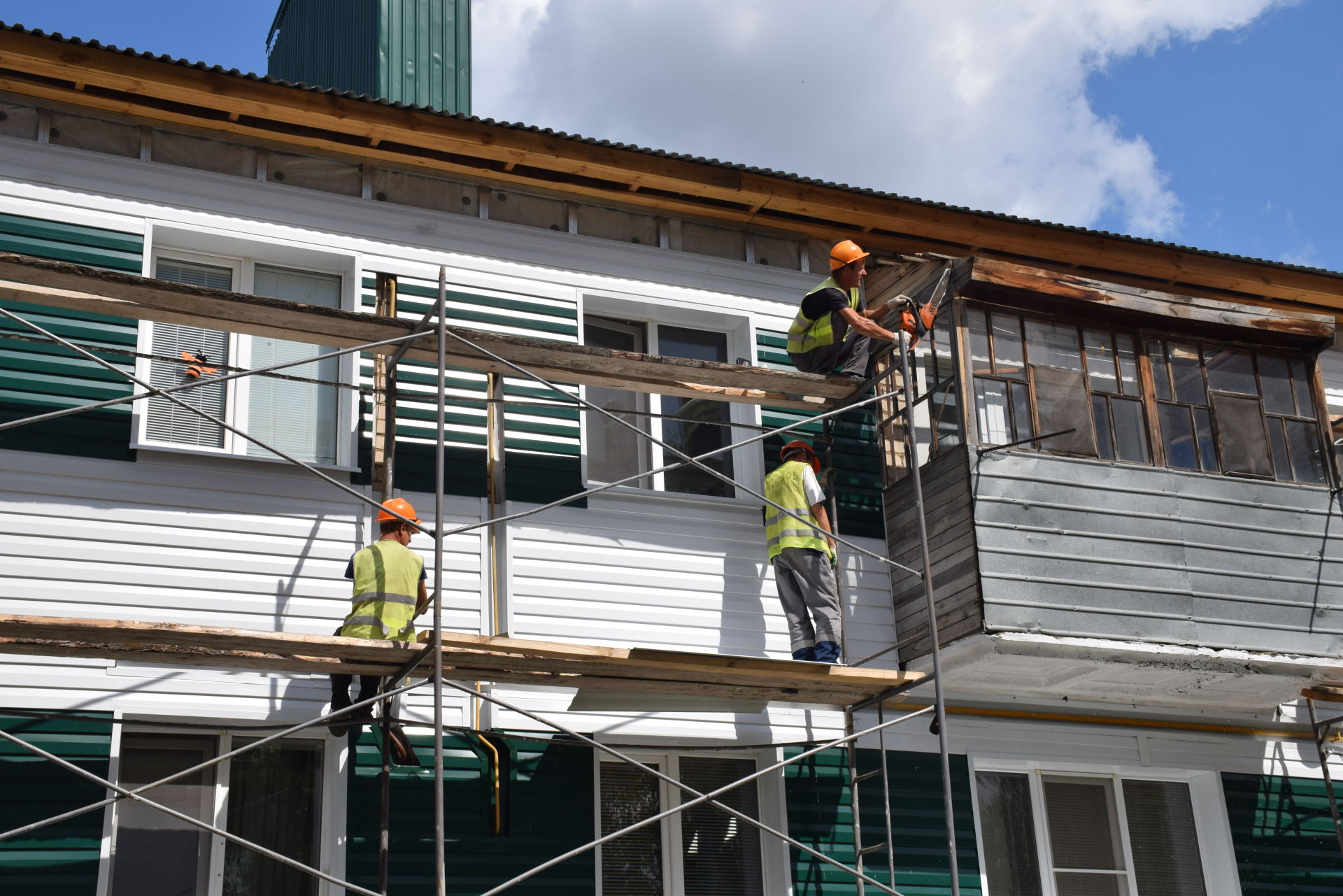 В Нурлате в капитально ремонтируемом доме по улице Козлова идут фасадные работы