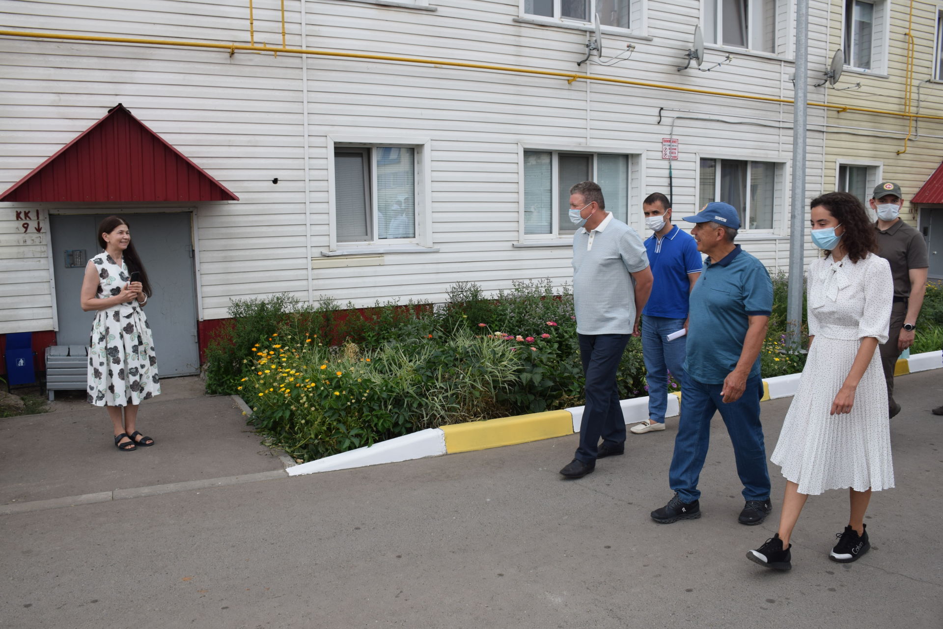 Рустам Минниханов в Нурлате посетил двор, отремонтированный по программе «Наш двор»