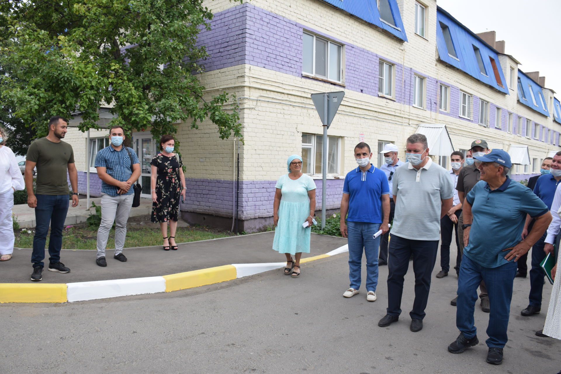 Рустам Минниханов в Нурлате посетил двор, отремонтированный по программе «Наш двор»