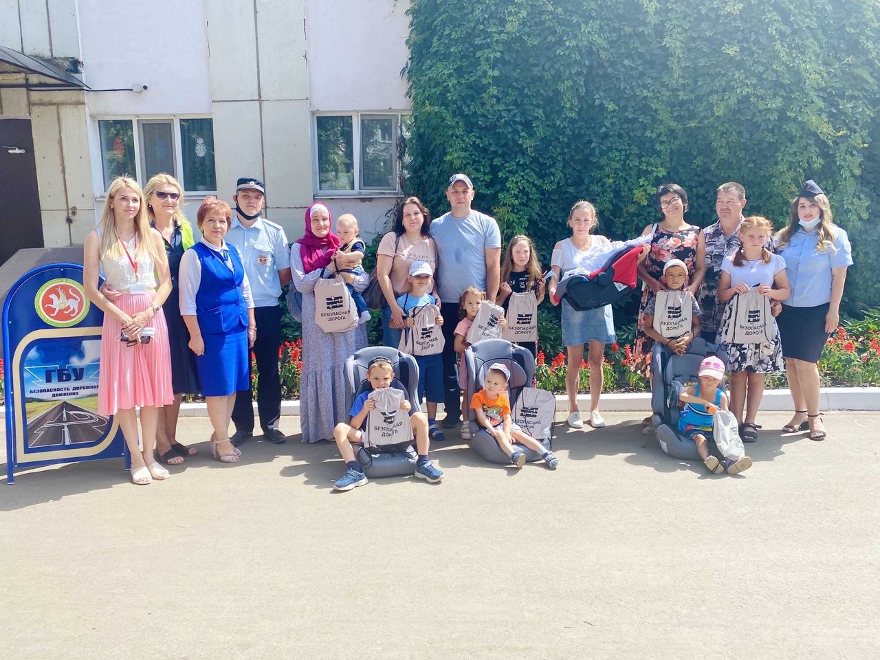 В Татарстане многодетные семьи получили в подарок детские автокресла