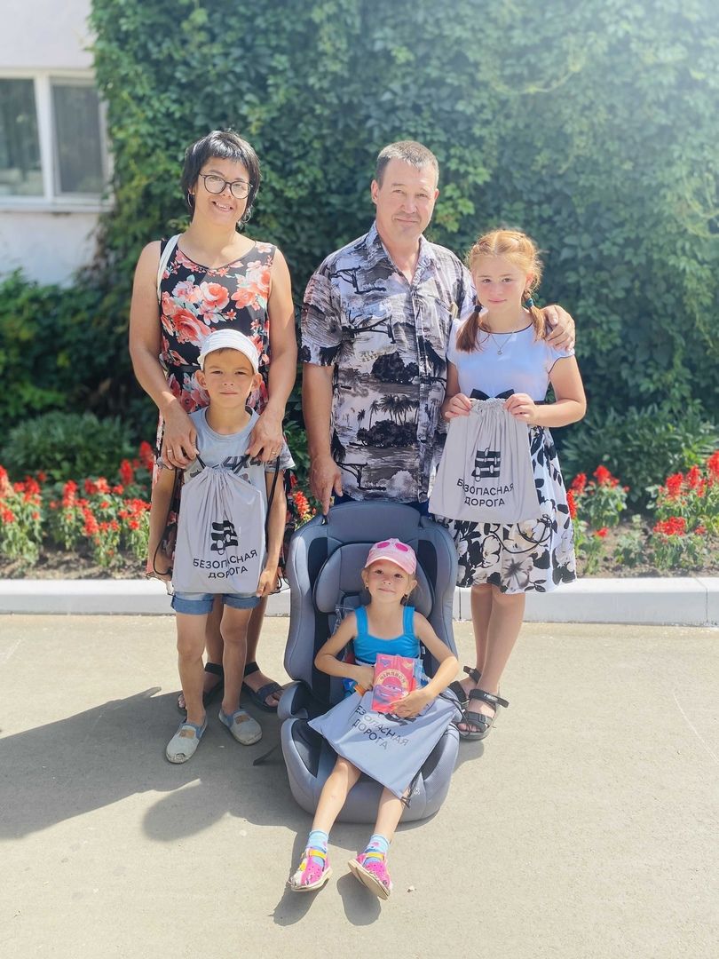 В Татарстане многодетные семьи получили в подарок детские автокресла