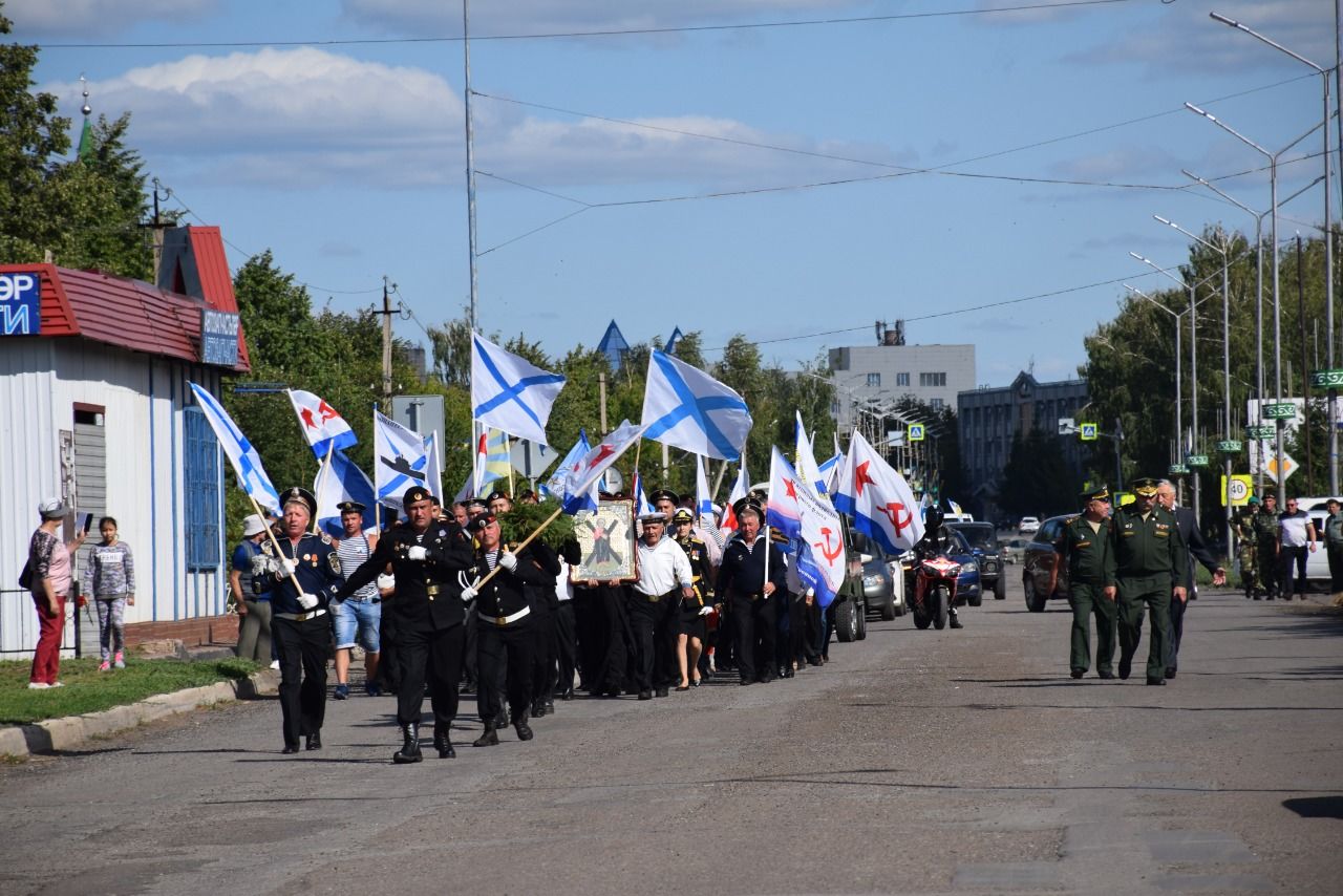 В Нурлате в День военно-морского флота торжественно открыли памятник морякам