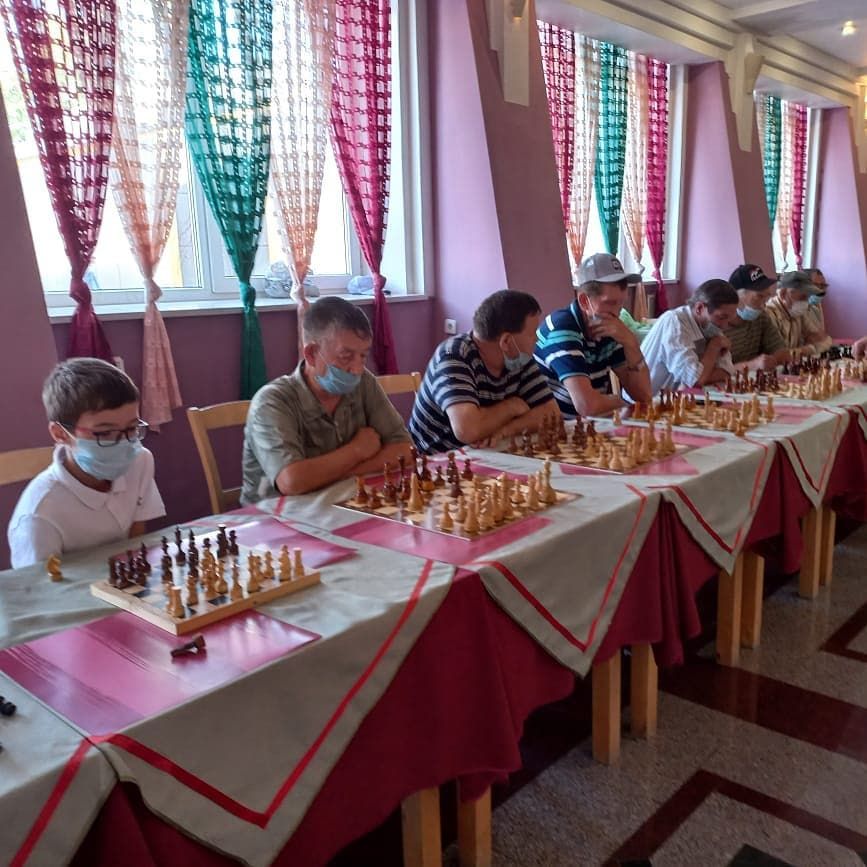 В Нурлате сеанс одновременной игры по шахматам провел мастер международного класса
