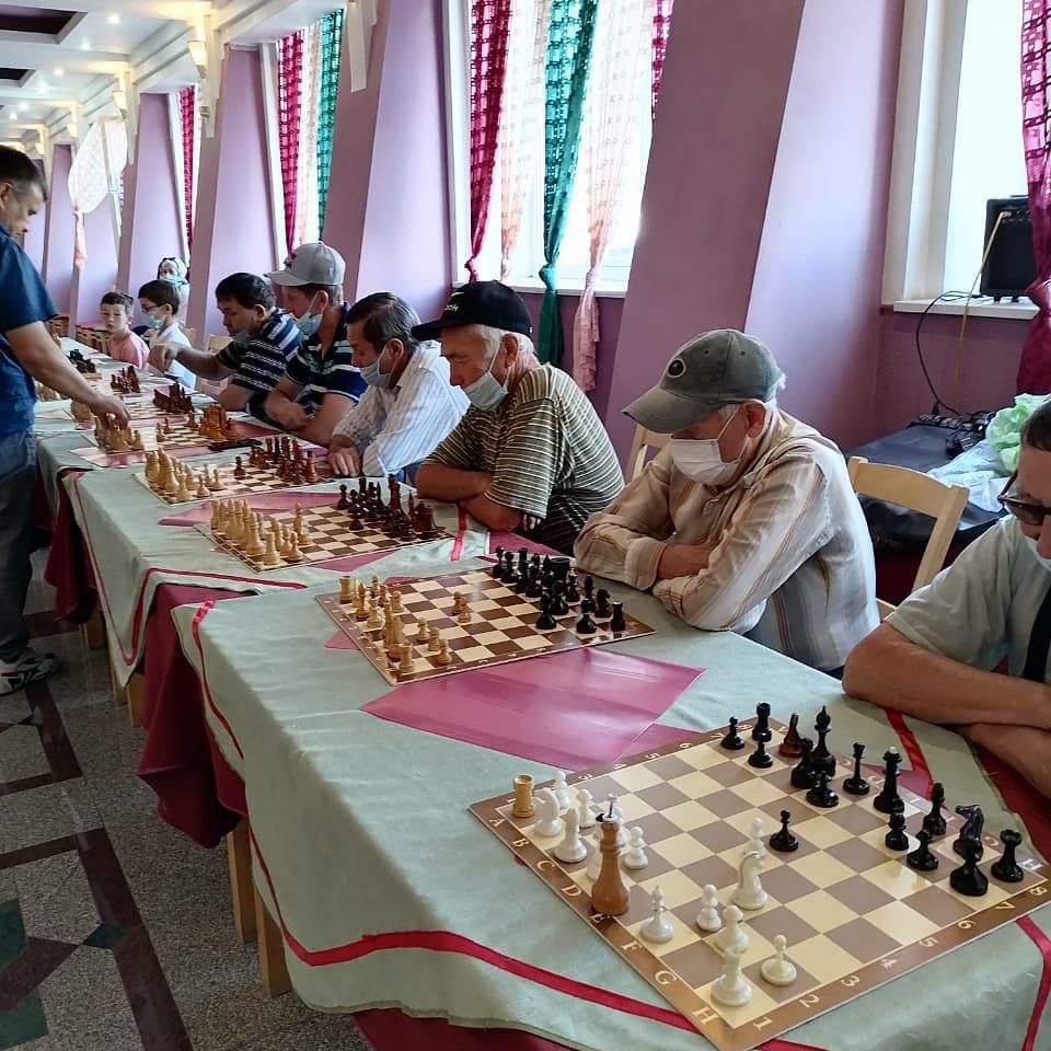 В Нурлате сеанс одновременной игры по шахматам провел мастер международного класса