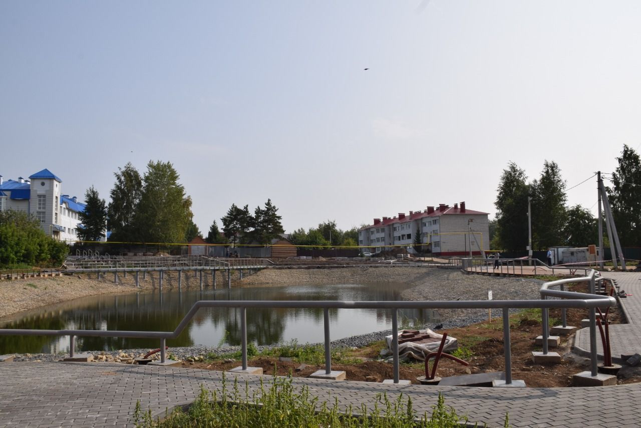 Работы на городском озере в микрорайоне Шашина идут полным ходом