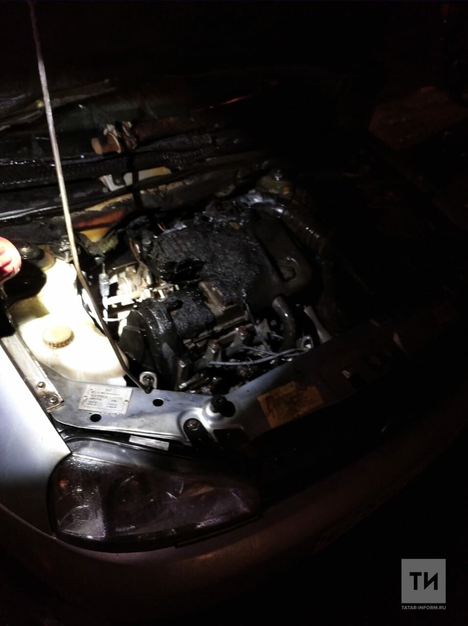 Ночью жители микрорайона сахароваров тушили горящий автомобиль