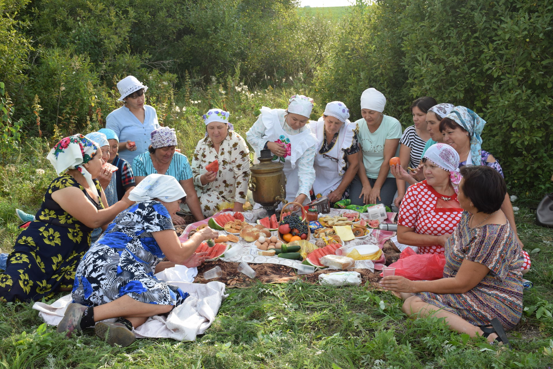 В Нурлатском районе сельчане продолжают заготовку корма