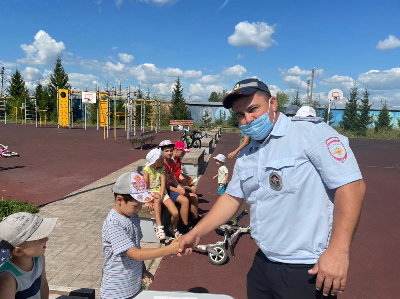 Нурлатские автоинспекторы организовали для детей «Площадку безопасности»