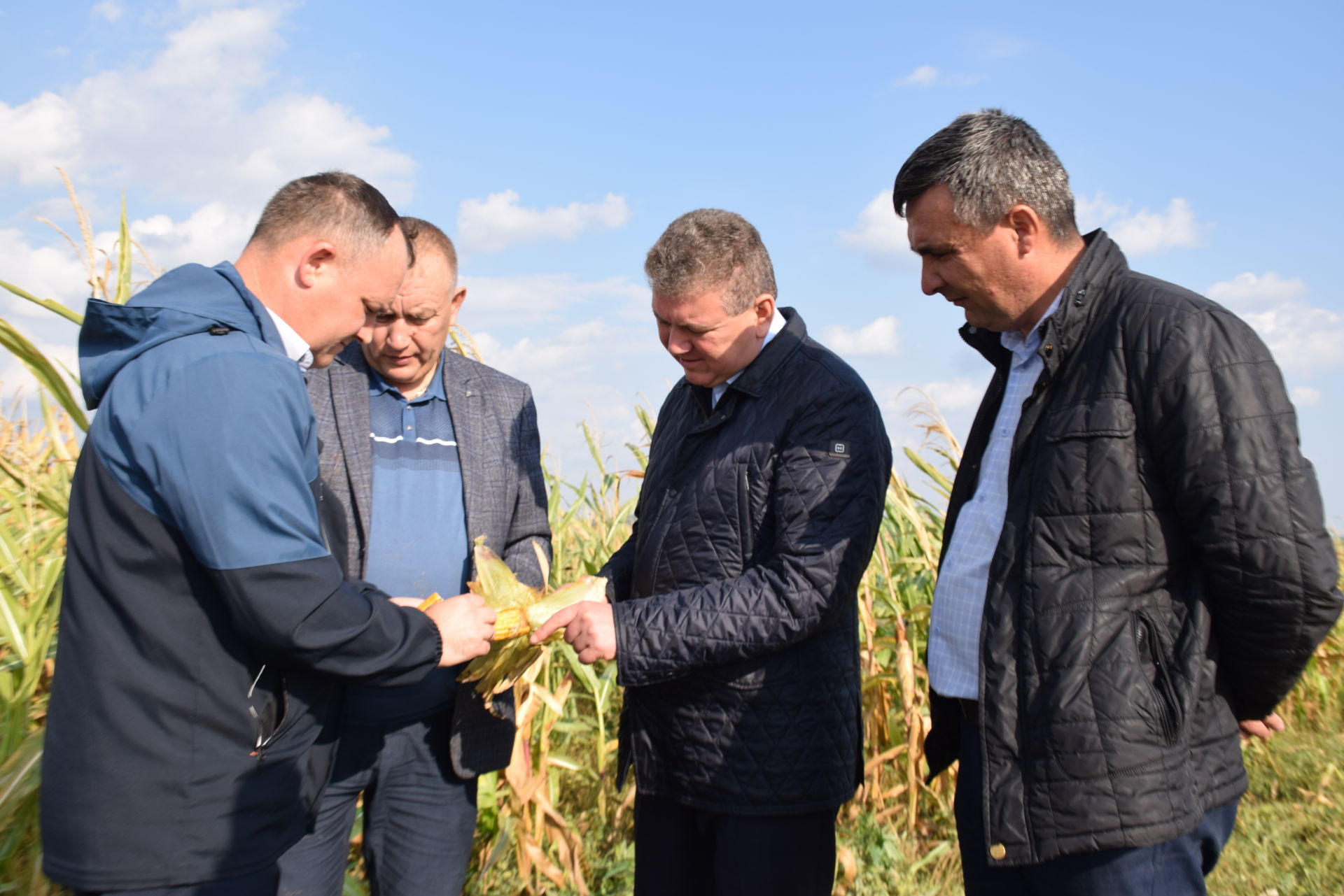 Глава Нурлатского района ознакомился с ходом уборки кукурузы на полях АФ «Южная»