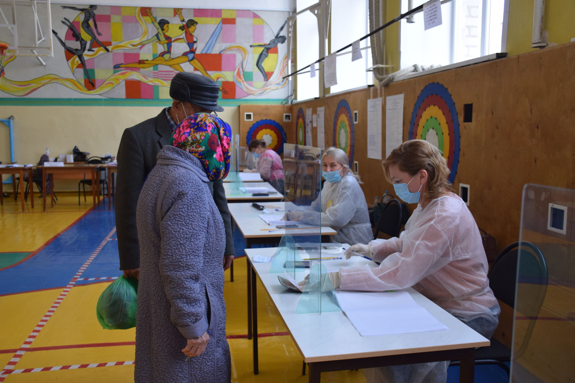 В дни выборов нурлатцы приходят на избирательные участки семьями