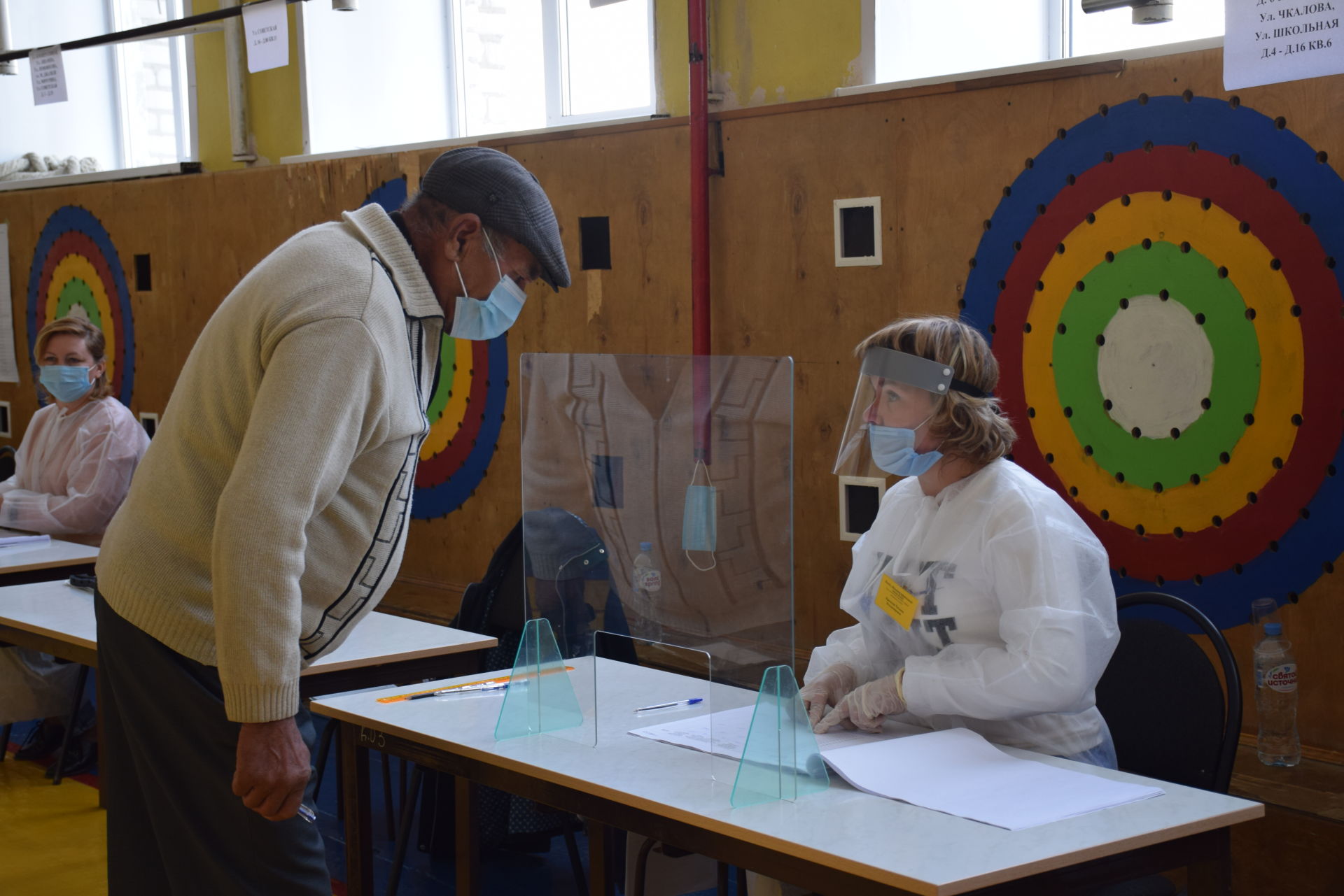 В дни выборов нурлатцы приходят на избирательные участки семьями