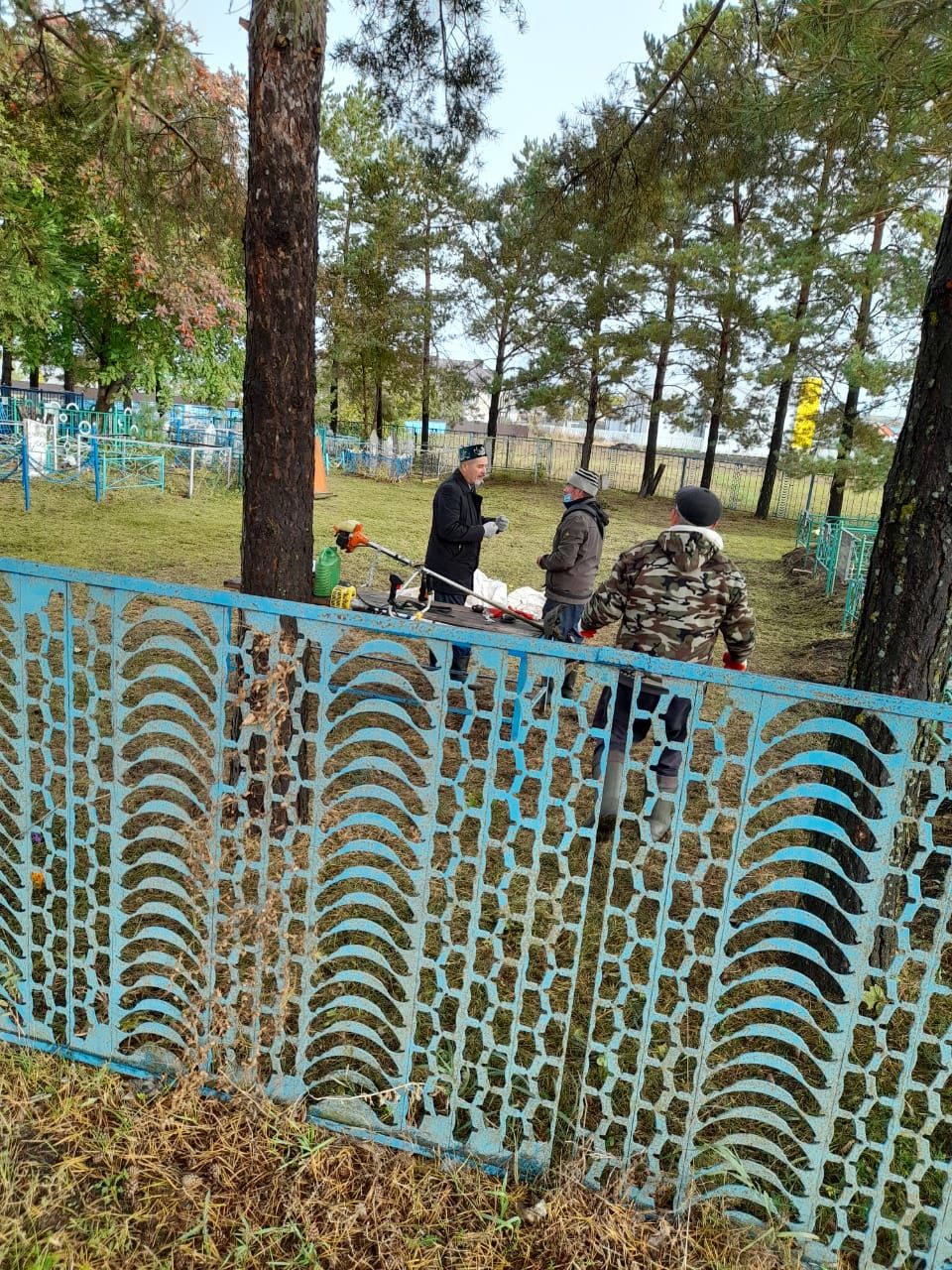 На мусульманских кладбищах Нурлатского района проходят субботники