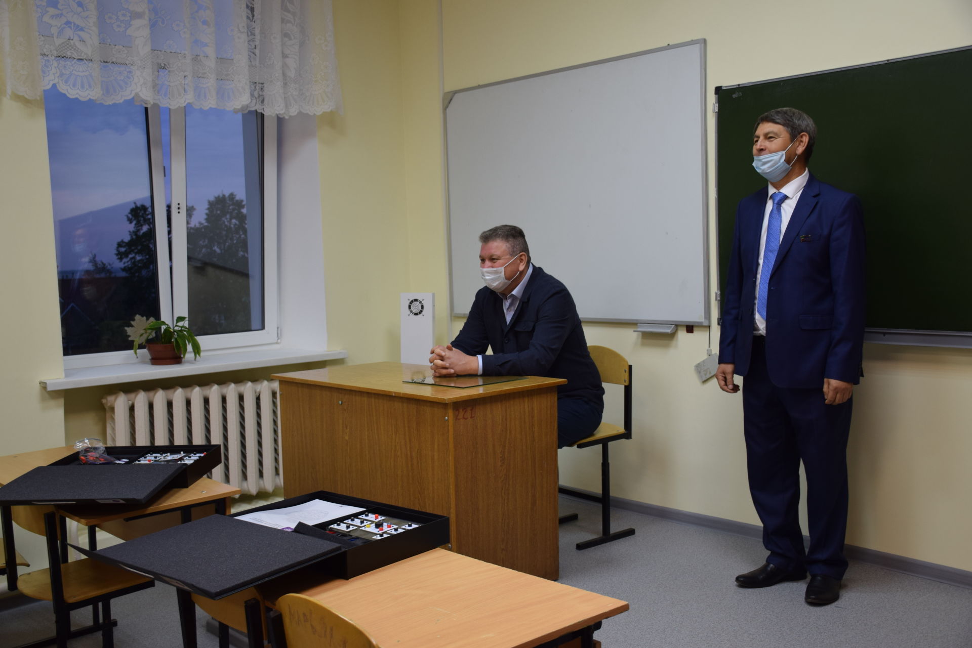 Учительница городской школы №8 продемонстрировала оснащение кабинета биологии
