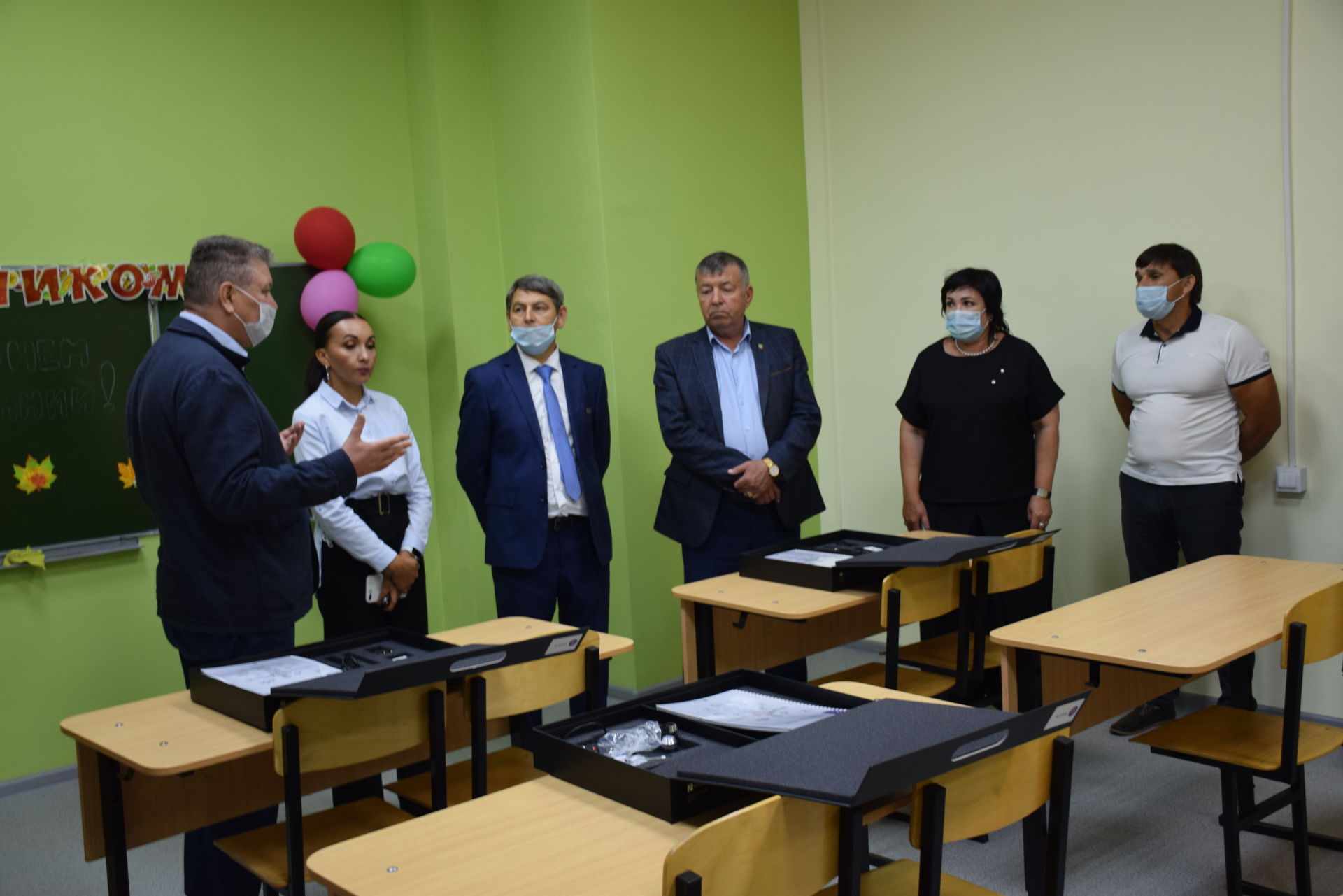 Учительница городской школы №8 продемонстрировала оснащение кабинета биологии