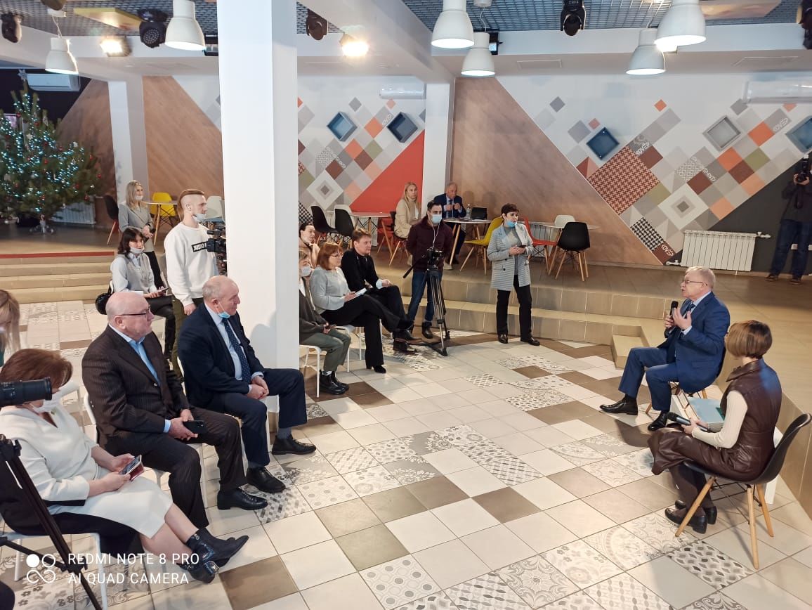 Представитель нурлатских СМИ участвует в пресс-конференции Олега Морозова