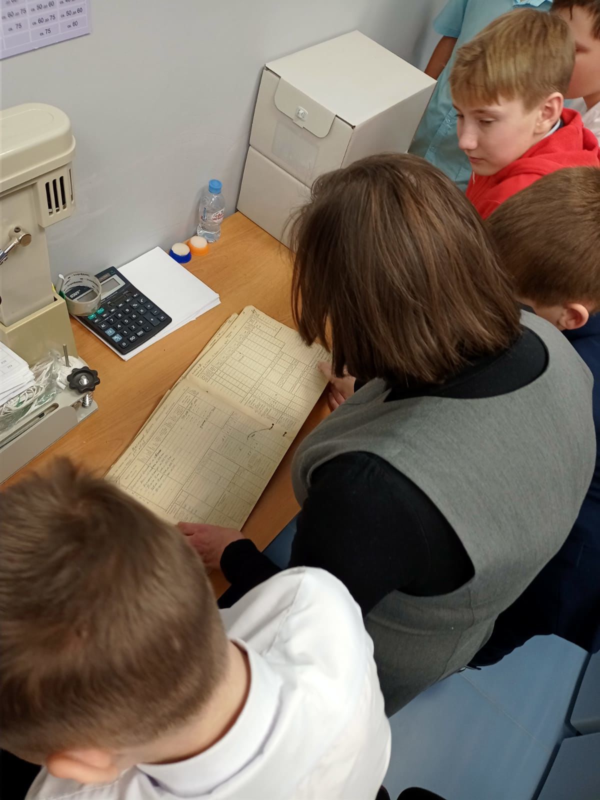 Нурлатские школьники продолжают знакомиться с архивными документами