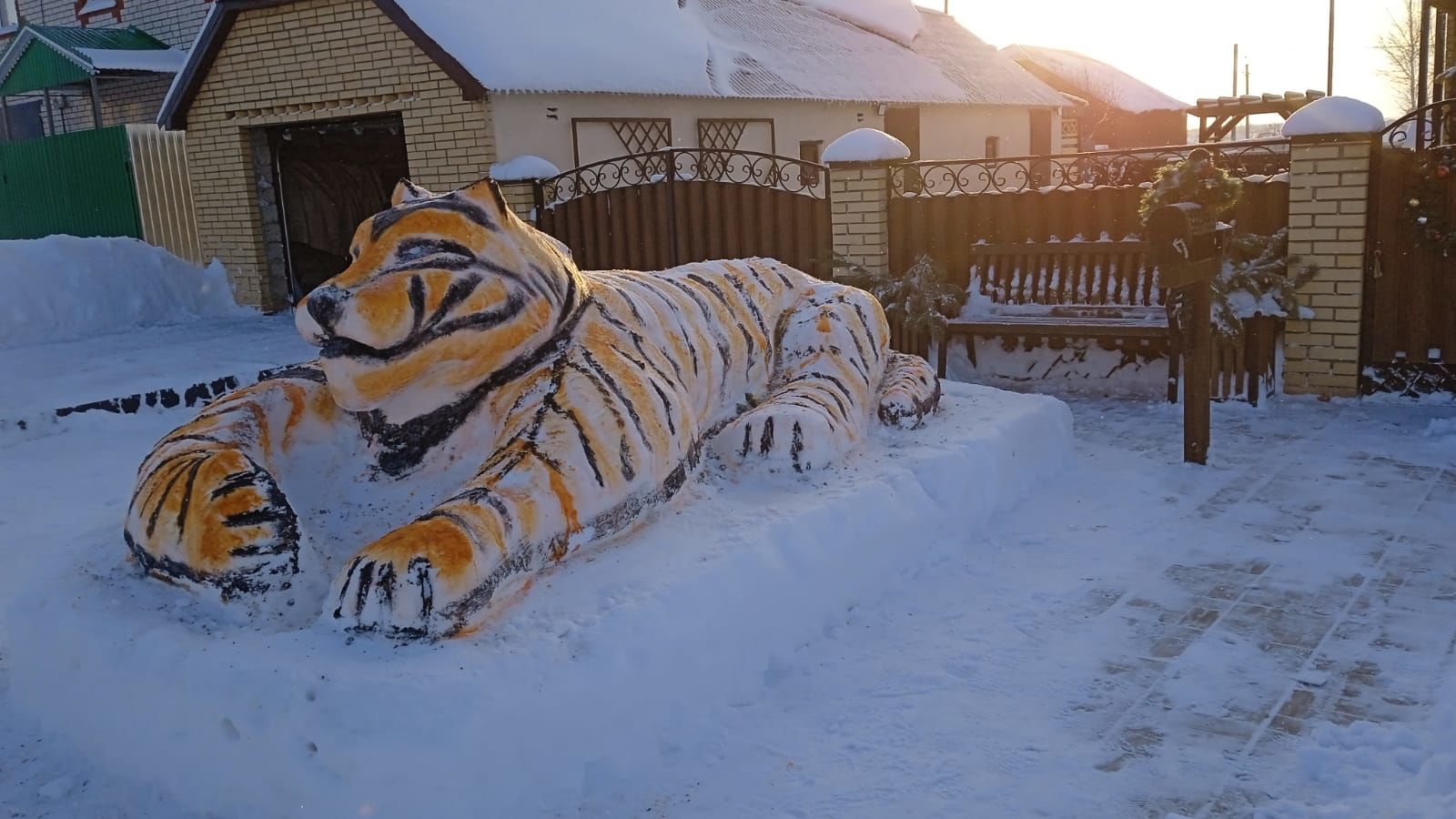 Во дворе дома Тихоновых из Нурлата появился большой снежный тигр